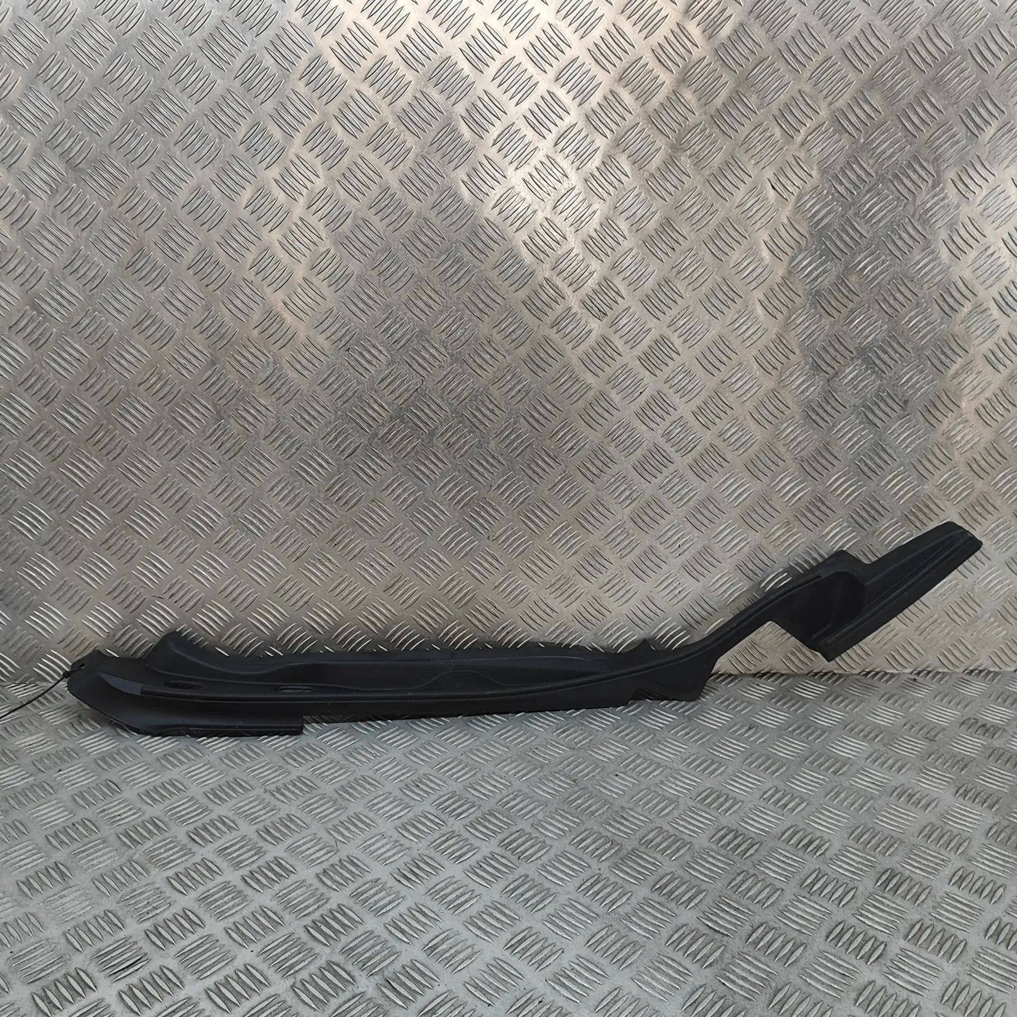 Land Rover Range Rover Sport (L461) Tailgate drip rail trim — right Tailgate drip rail trim — right — LAND ROVER RA...