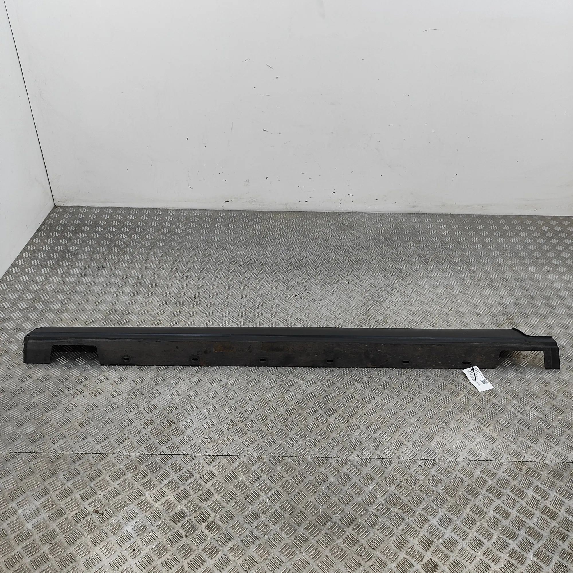 Land Rover Range Rover Sport (L494) Right Side Plastic Sideskirt Cover Right Side Plastic Sideskirt Cover — LAND ROVER...