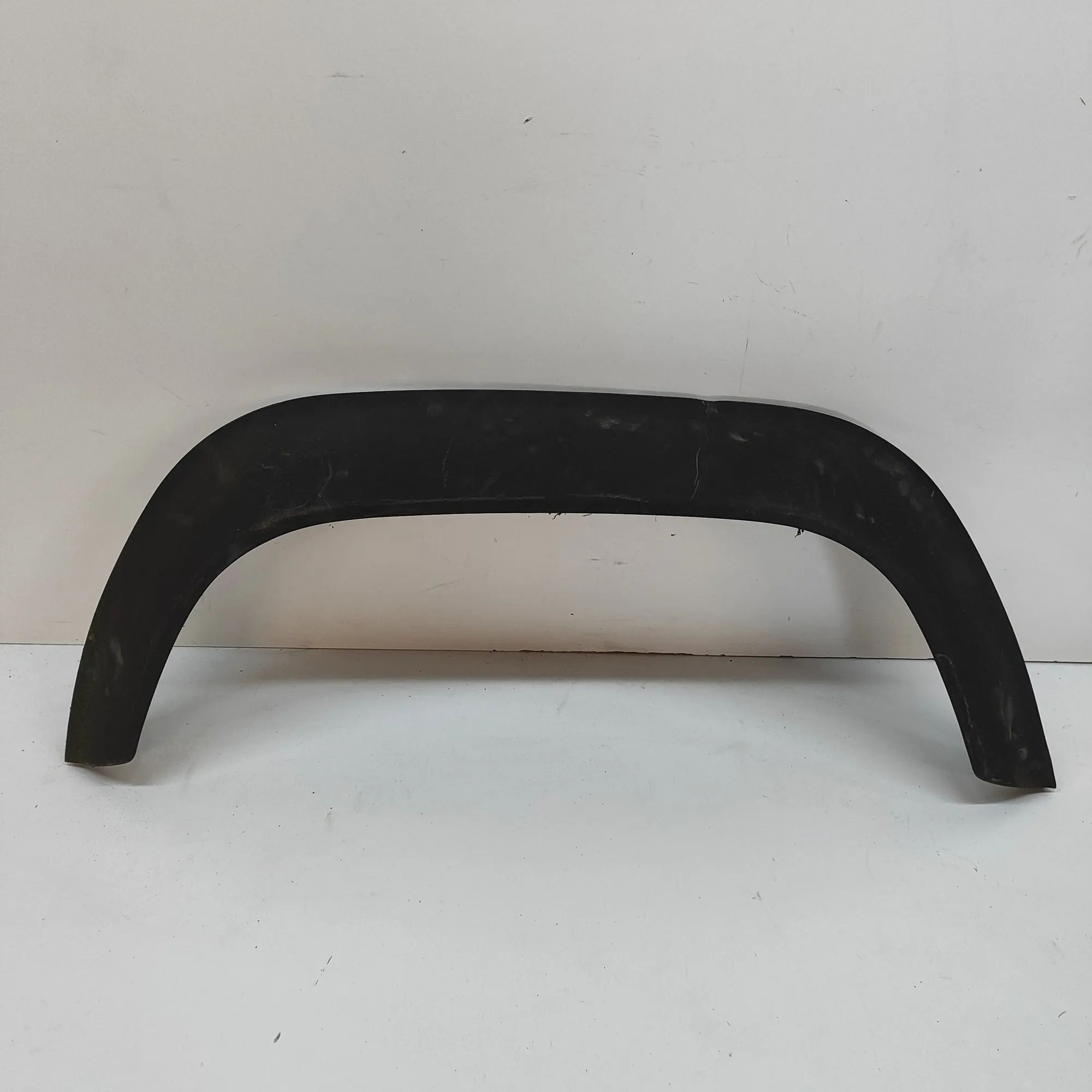 Land Rover Defender Wheel arch trim — rear left Wheel arch trim — rear left — LAND ROVER DEFEND...