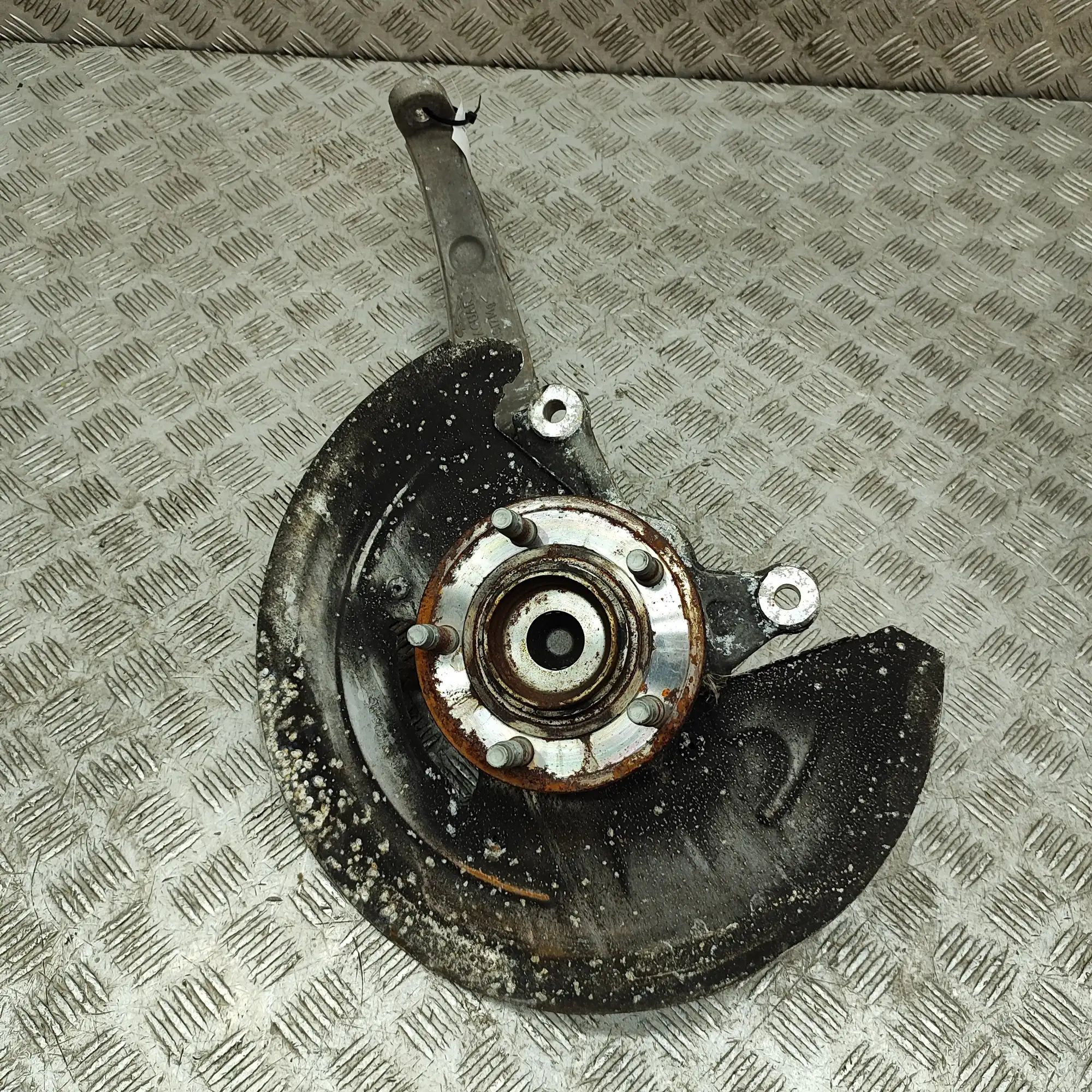 Jaguar XJ Front Left Wheel Hub Front Left Wheel Hub — JAGUAR XJ (X350) (2003-2...