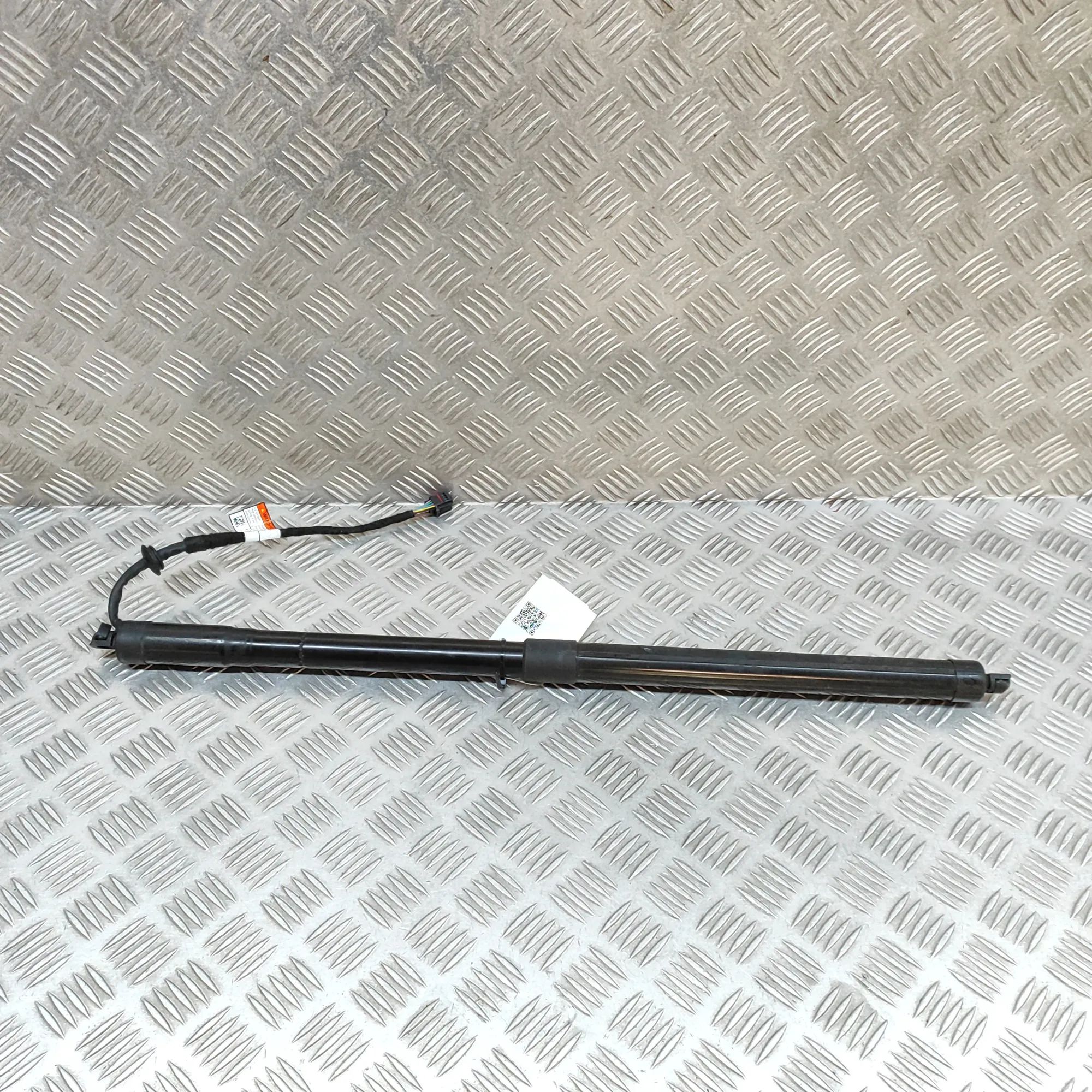 Land Rover Range Rover Sport (L494) Right Side Tailgate Gas Strut Right Side Tailgate Gas Strut — LAND ROVER RANG...