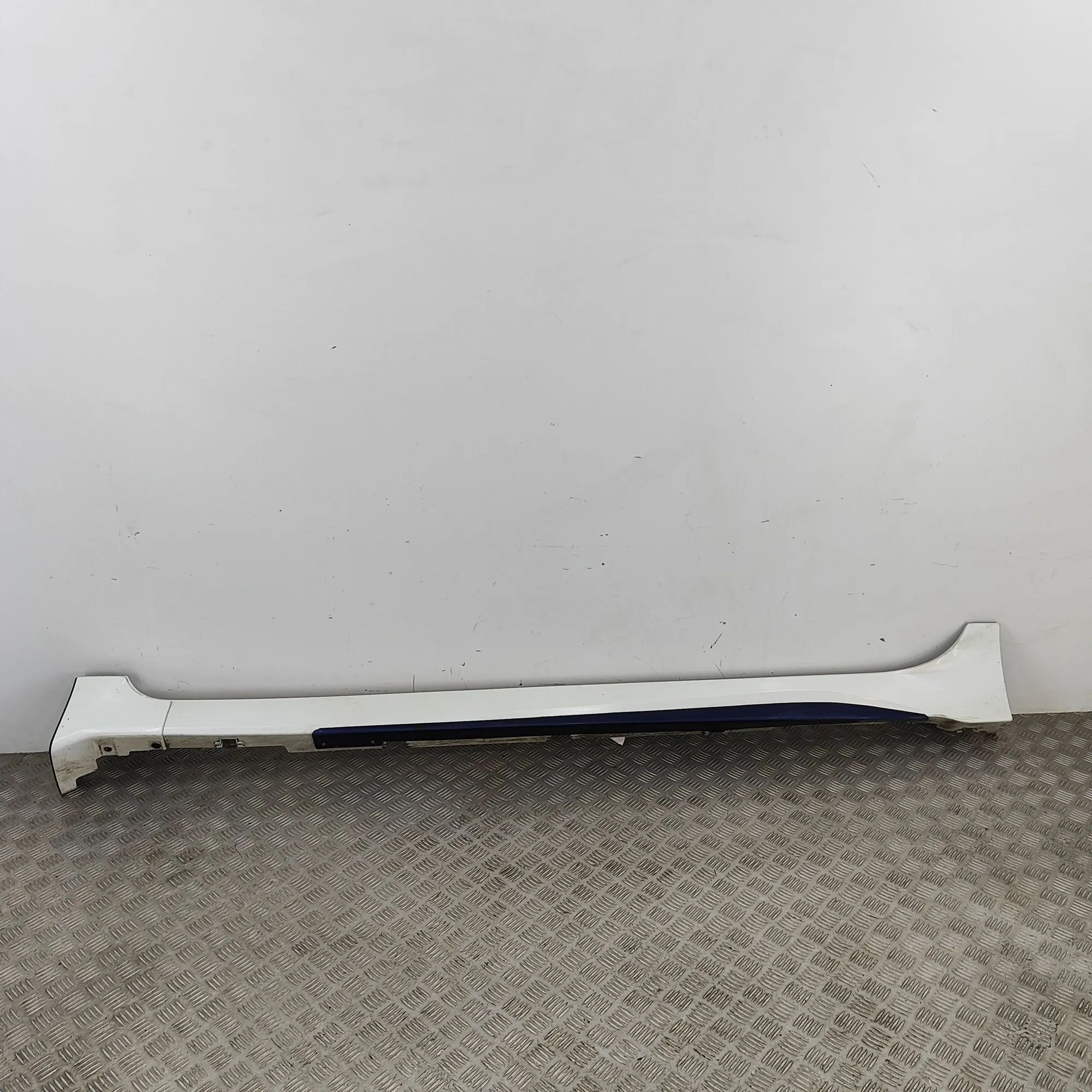 Nissan Leaf Left Side Plastic Sideskirt Cover Left Side Plastic Sideskirt Cover — NISSAN LEAF...