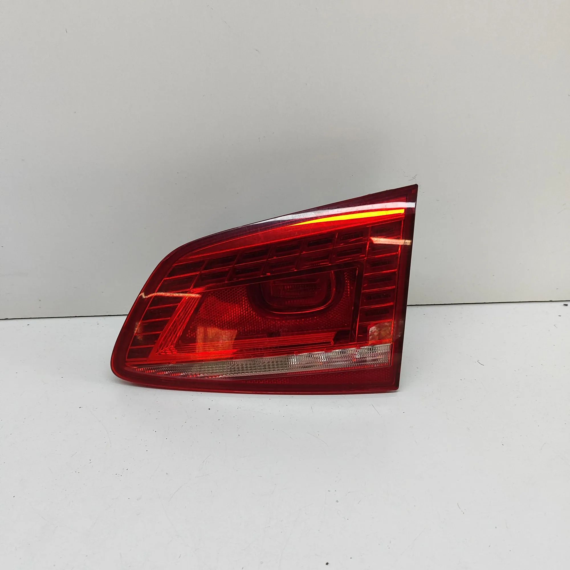 Volkswagen Passat (B7) Right Side Tailgate Tail Light Right Side Tailgate Tail Light — VW PASSAT (Var...
