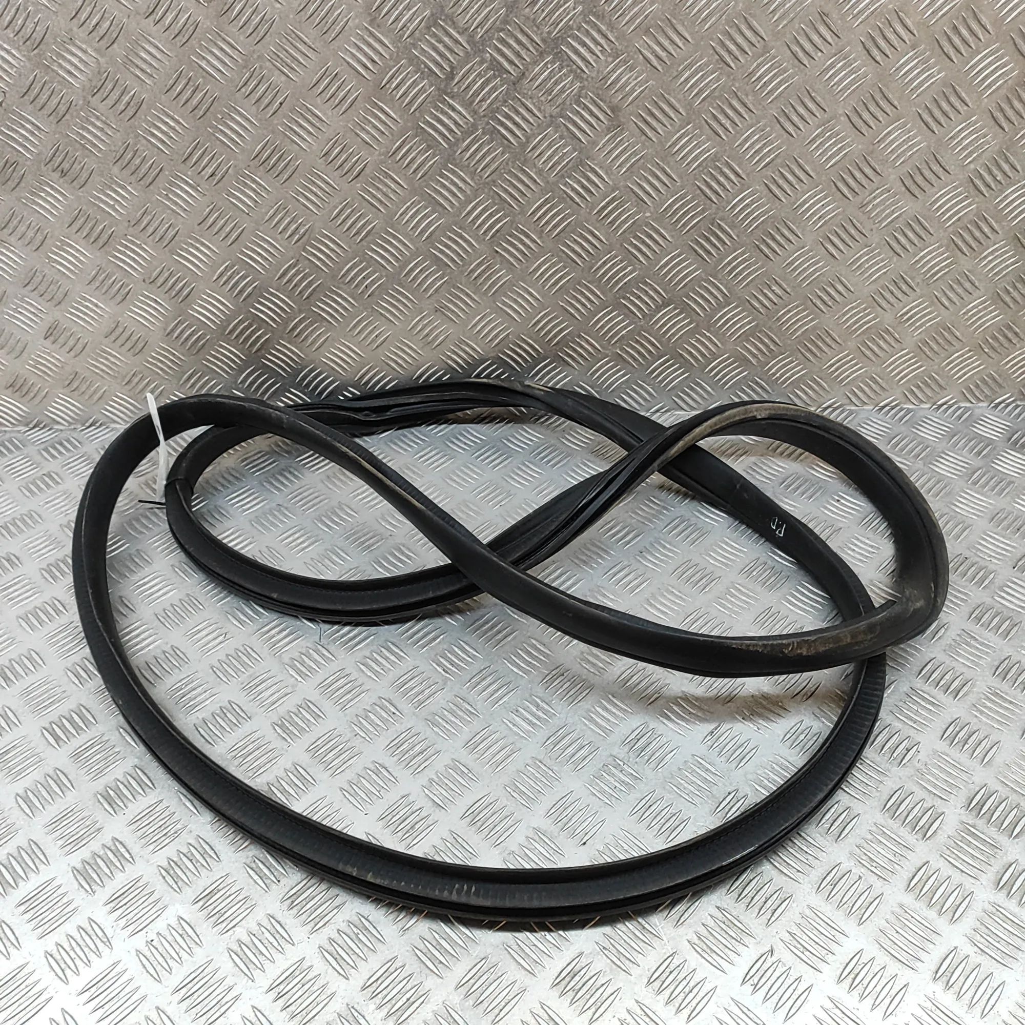 Tesla Model X Door rubber seal — front right Door rubber seal — front right — TESLA MODEL X ...