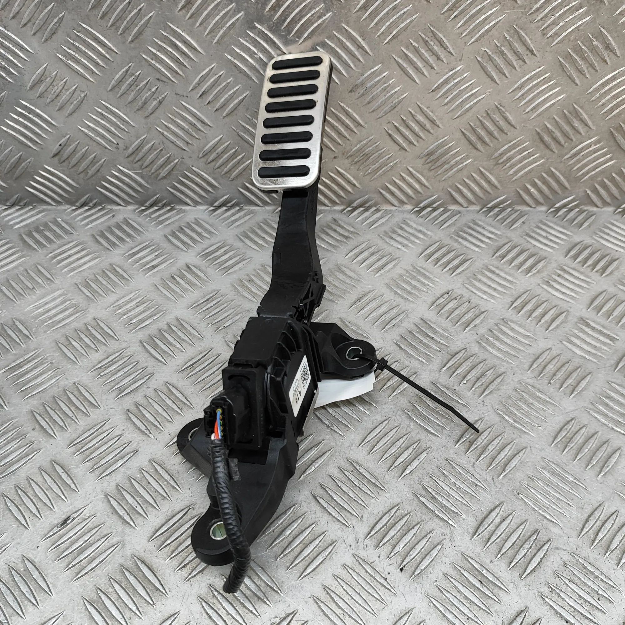 Hyundai Kona Throttle Pedal Throttle Pedal — HYUNDAI KONA (2017-...) — 3270...