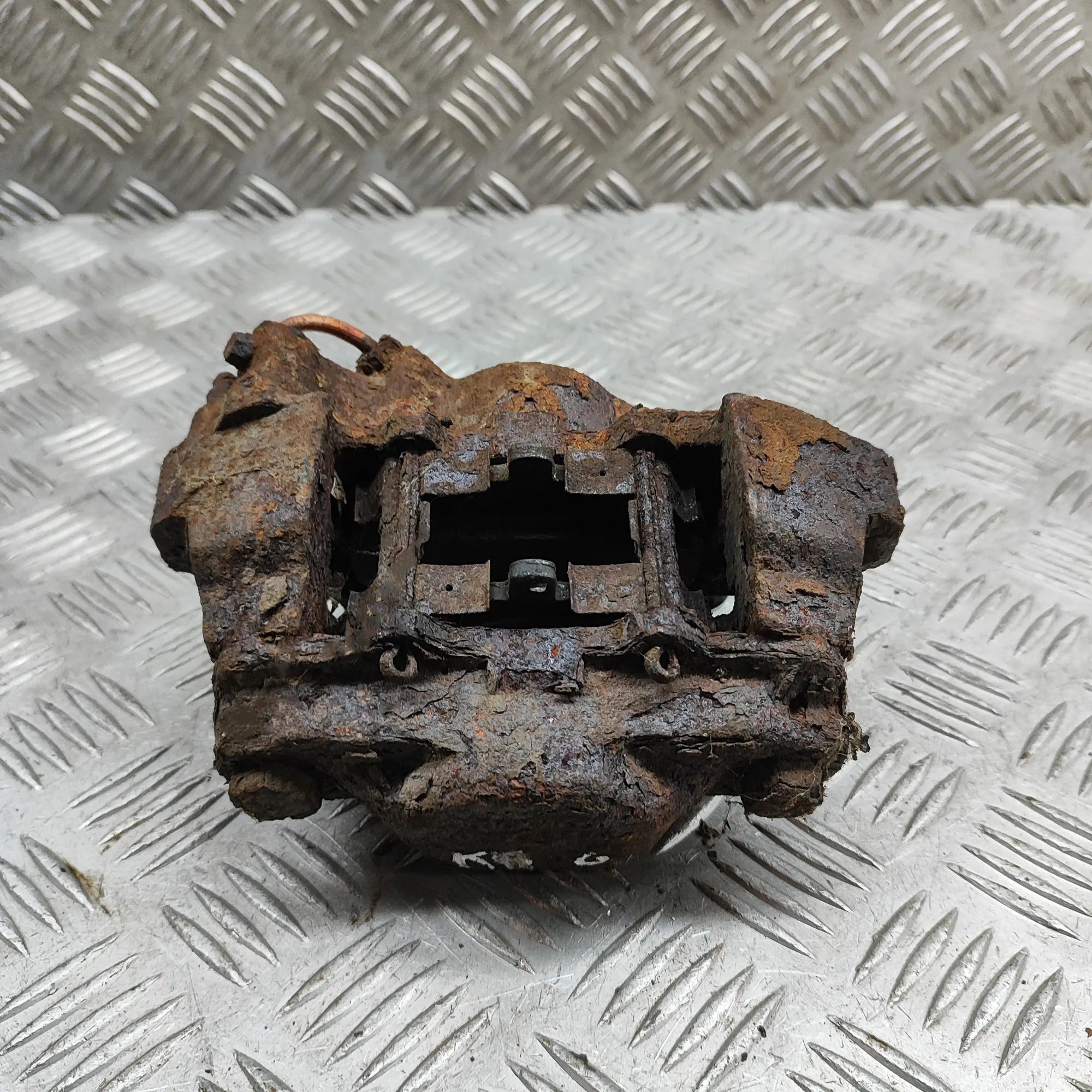 Land Rover Defender Brake caliper — rear left Brake caliper — rear left — LAND ROVER DEFENDER...