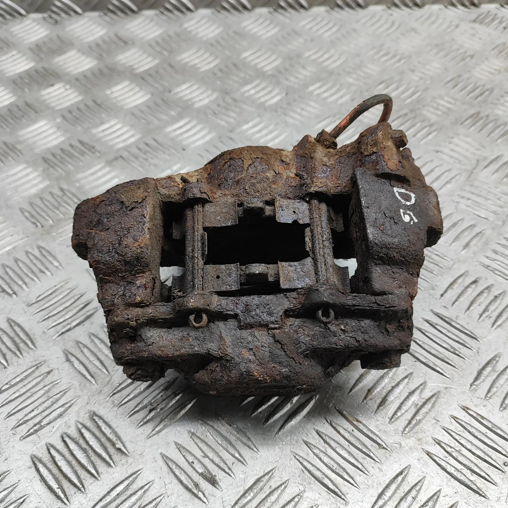 Land Rover Defender Brake caliper — rear right Brake caliper — rear right — LAND ROVER DEFENDE...