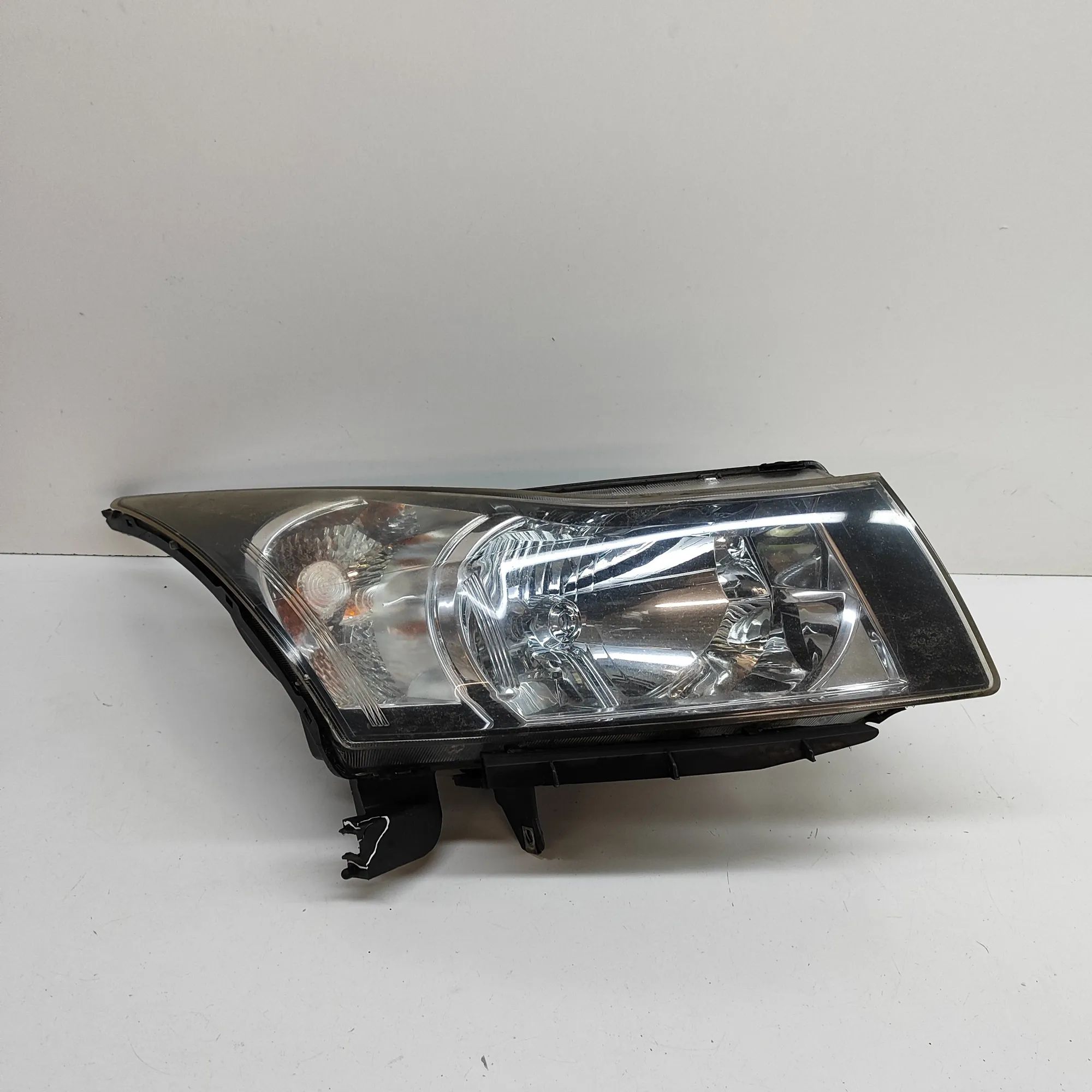 Chevrolet Cruze Front Right Headlight Front Right Headlight — CHEVROLET CRUZE (J300) ...