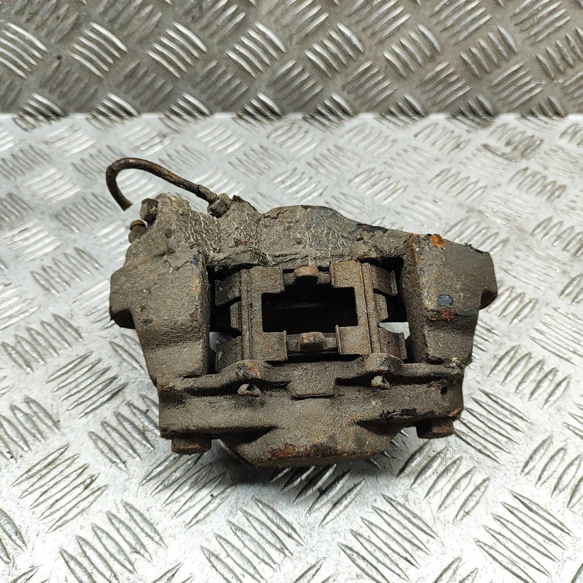 Land Rover Defender Brake caliper — rear left Brake caliper — rear left — LAND ROVER DEFENDER...