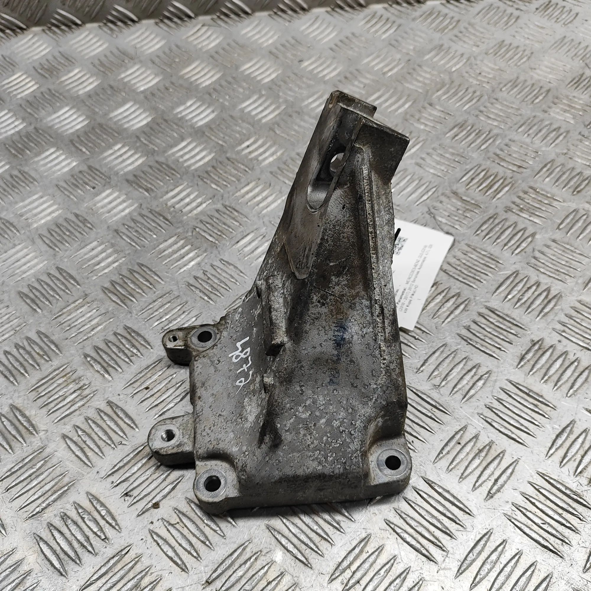 Mercedes-Benz CLS (C218) Right Side Engine Bracket Right Side Engine Bracket — MERCEDES BENZ CLS (...