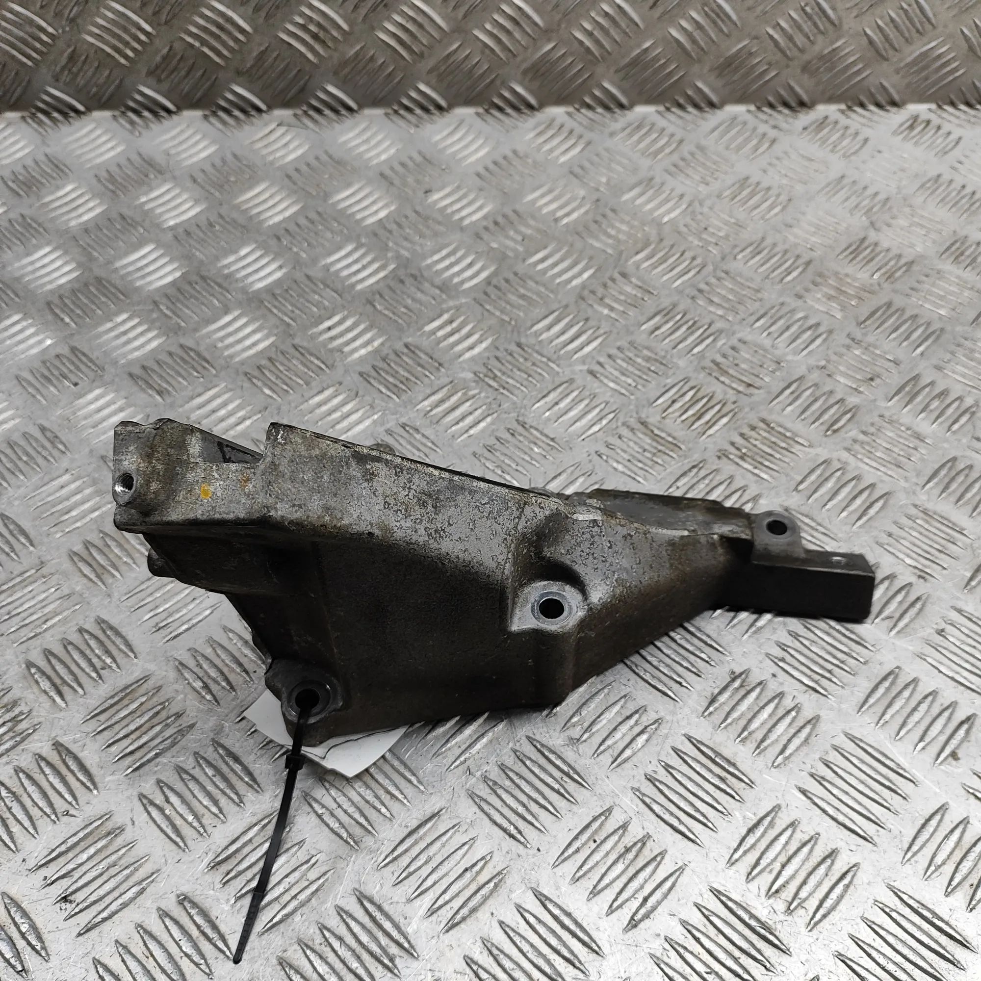 Mercedes-Benz CLS (C218) Left Side Engine Bracket Left Side Engine Bracket — MERCEDES BENZ CLS (C...