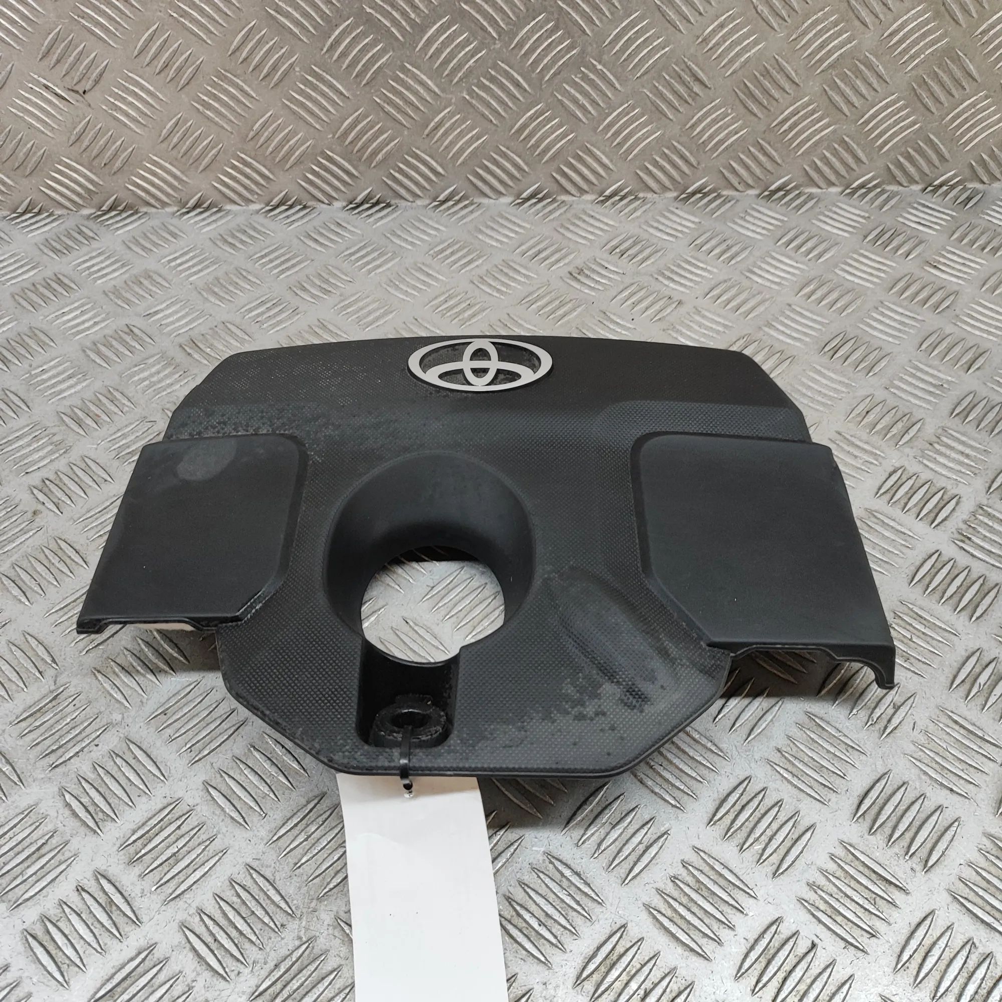 Toyota Hilux Moottori muovikansi Engine cover — TOYOTA HILUX (VIII Pick-up _N1_)...