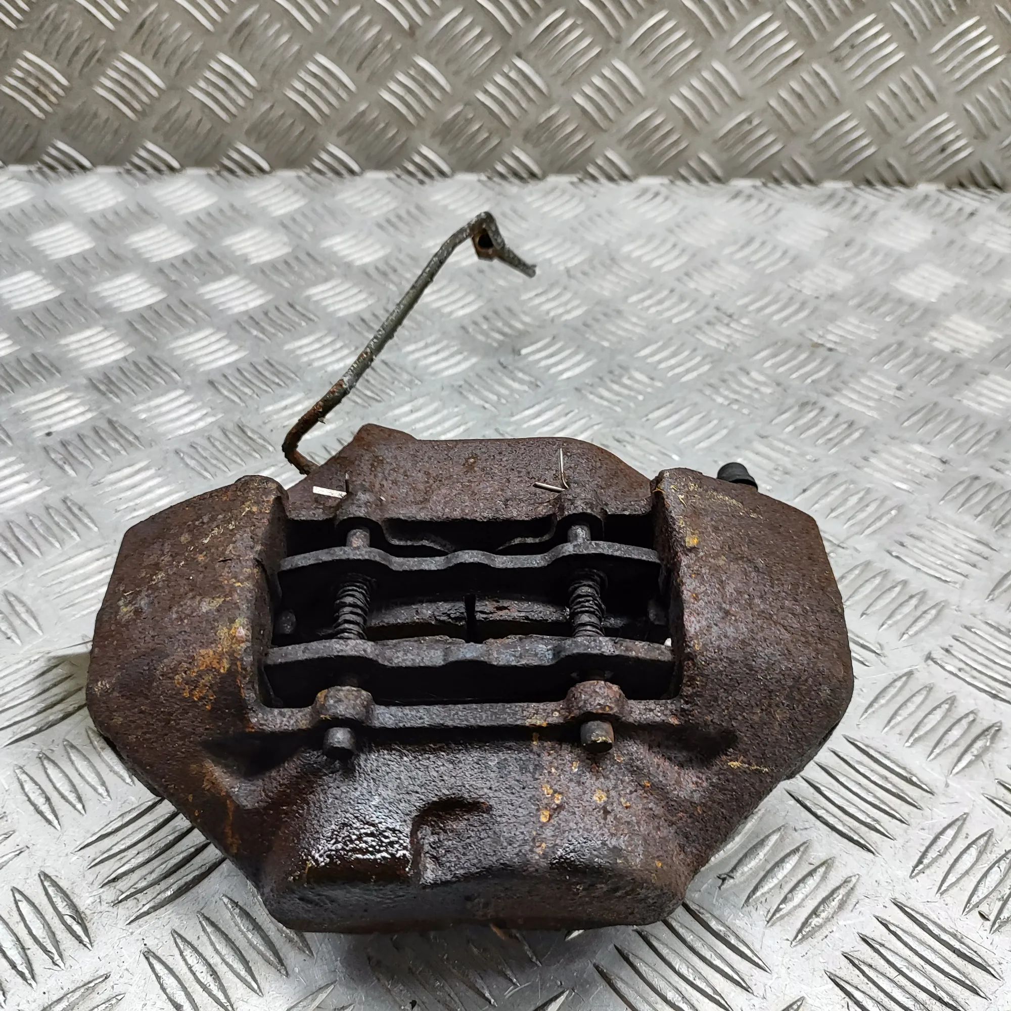 Land Rover Defender Brake caliper — front left Brake caliper — front left — LAND ROVER DEFENDE...