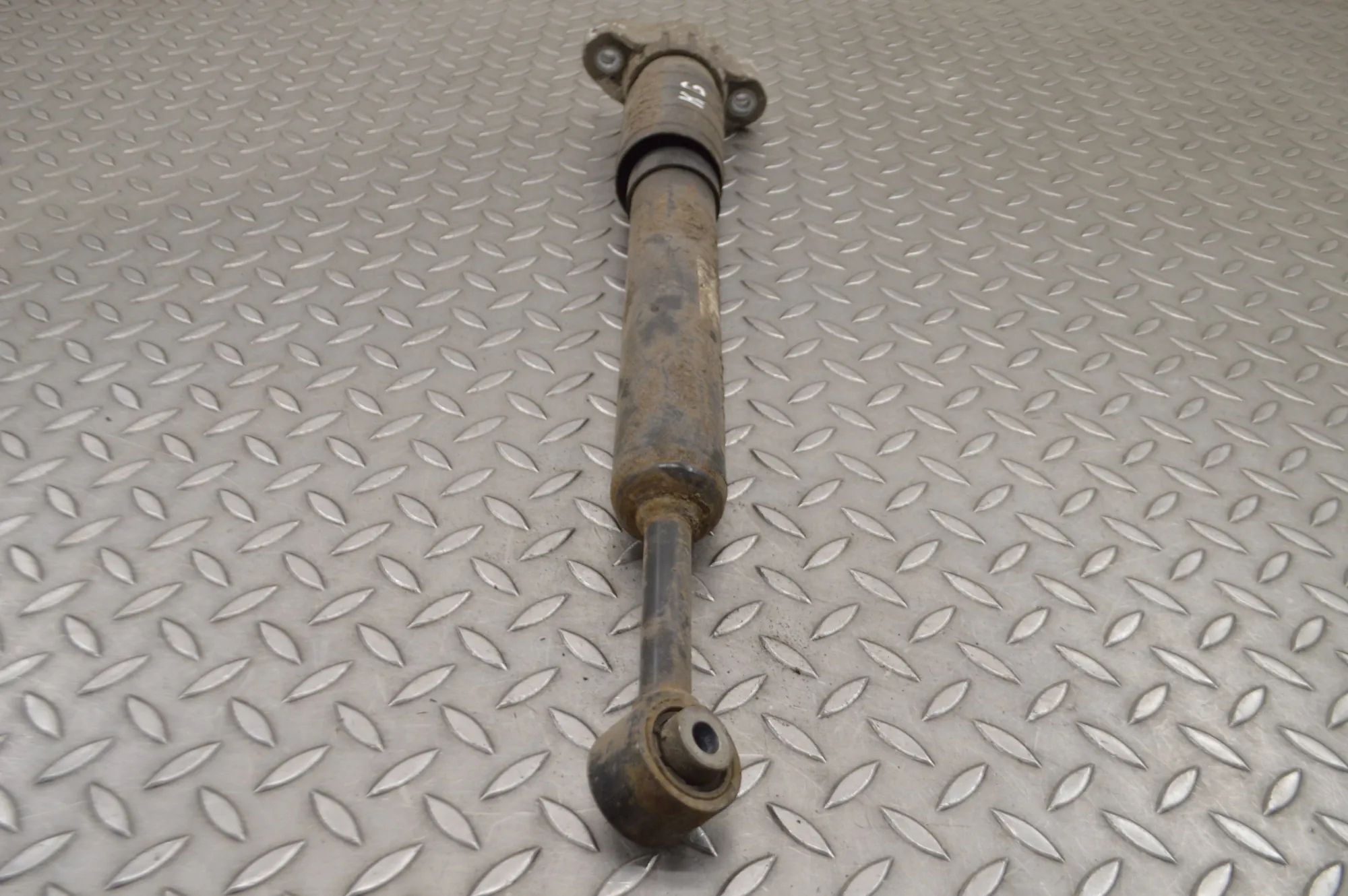 Maserati Ghibli Shock absorber — rear left Shock absorber — rear left — MASERATI GHIBLI (M...