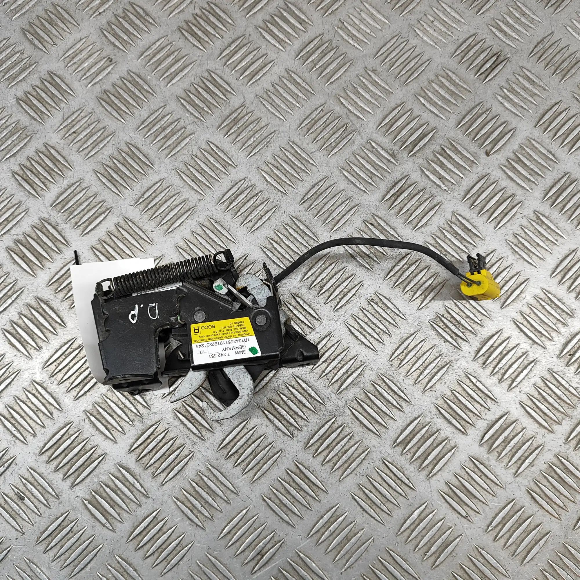 BMW 2 (F22 / F23) konepellin lukitus Bonnet lock — BMW 2 SERIES (Active Tourer F45) ...
