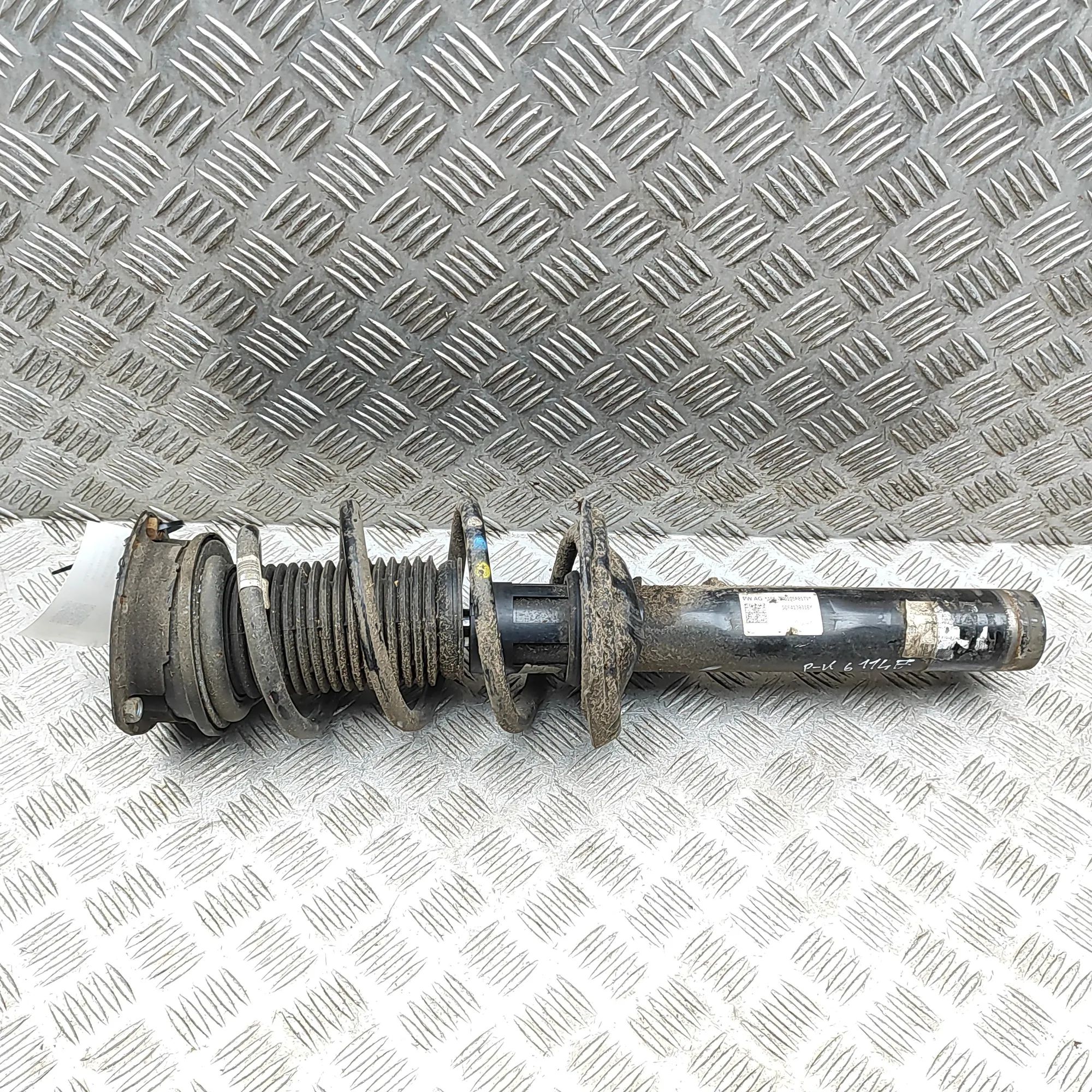 Volkswagen Tiguan Shock absorber — front left Shock absorber — front left — VW TIGUAN (AD1) (...
