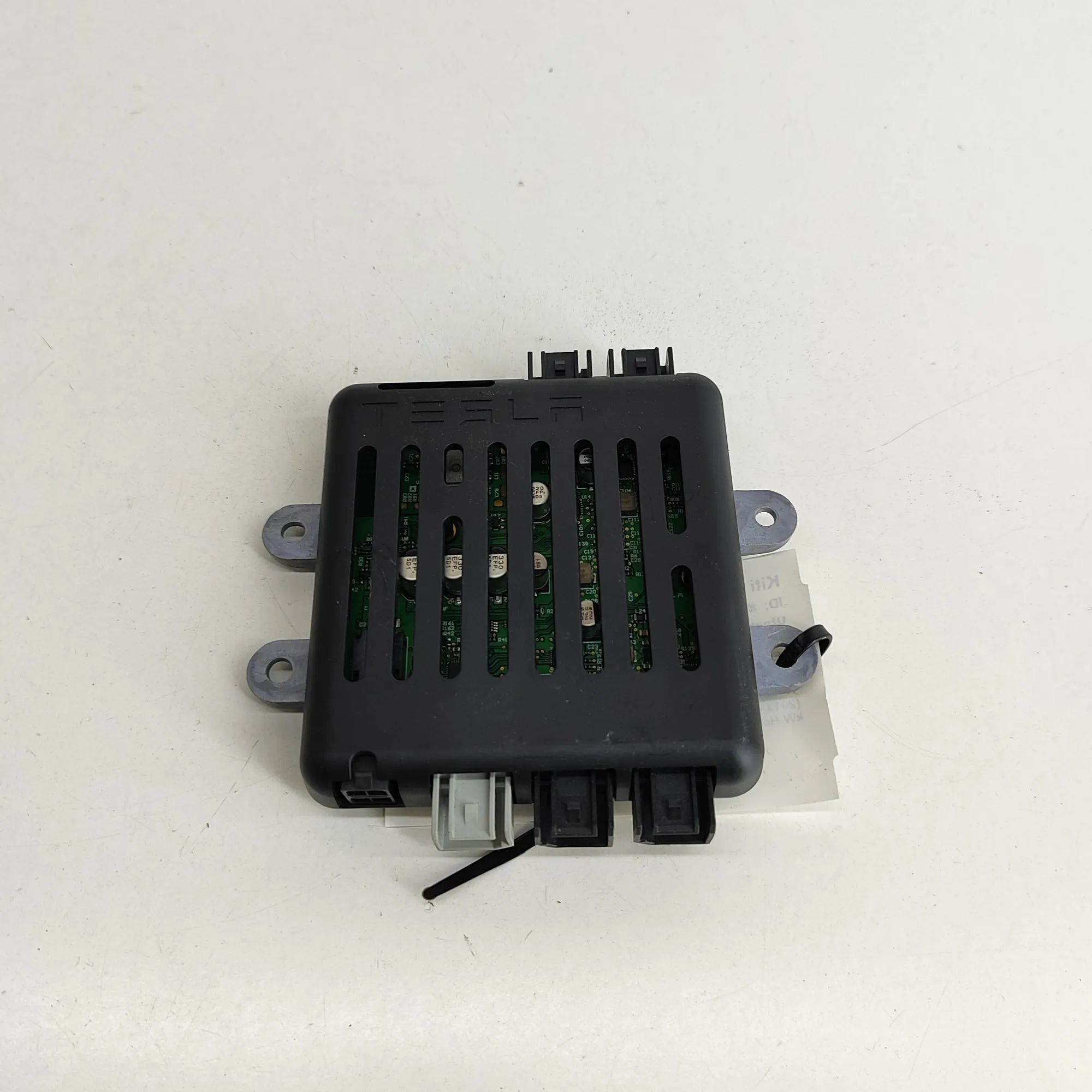 Tesla Model X USB/AUX control unit USB/AUX control unit — TESLA MODEL X (2013-...)...