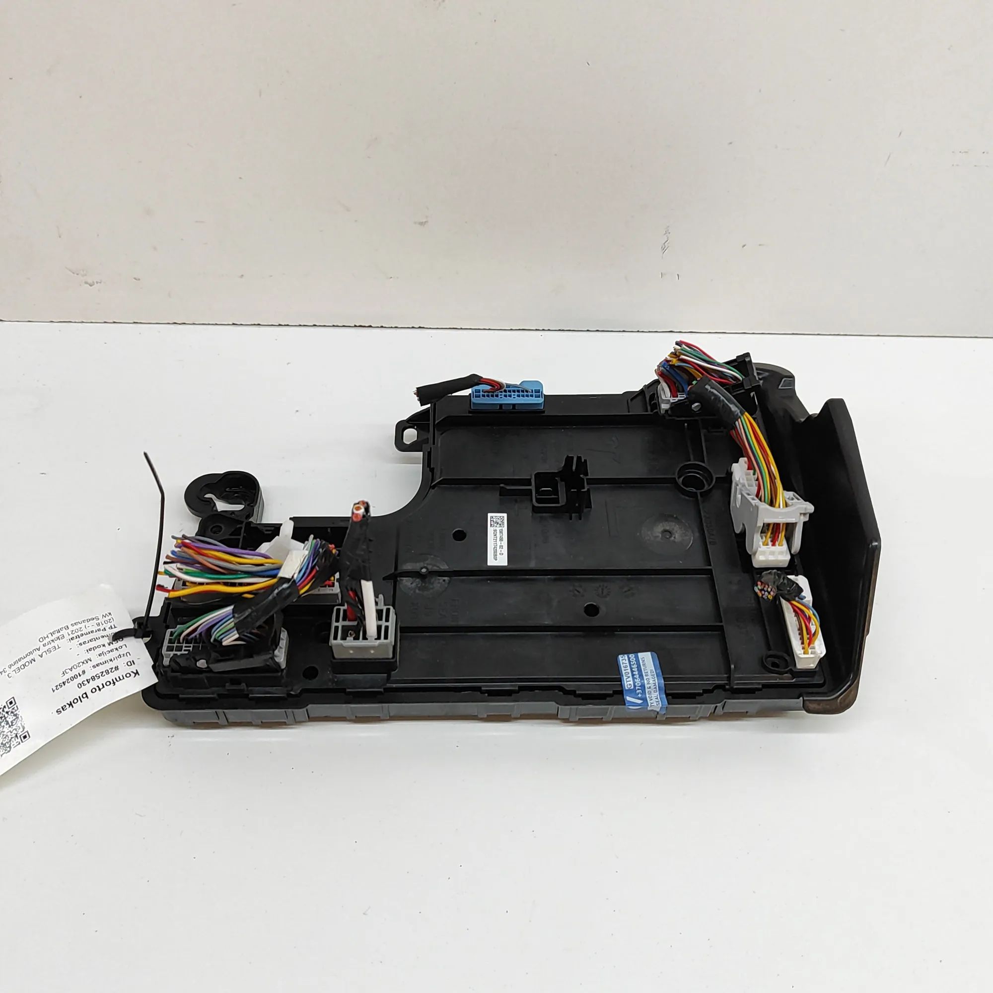 Tesla Model 3 Comfort Control Unit Comfort Control Unit — TESLA MODEL 3 (2018-...)...