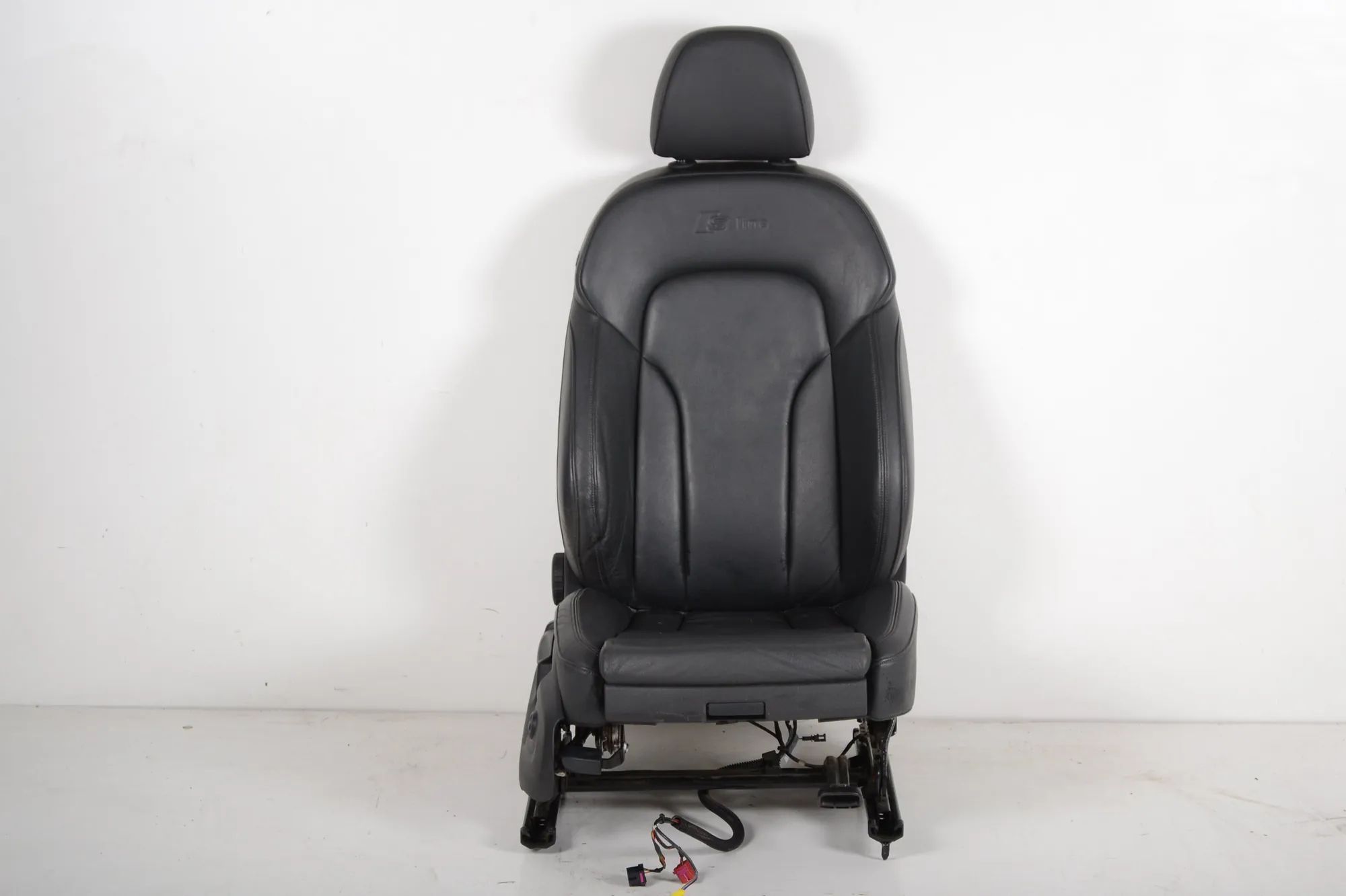 Audi Q5 (8R) Front Right Seat Front right seat — AUDI Q5 (8R) (2008-2017)

Ge...