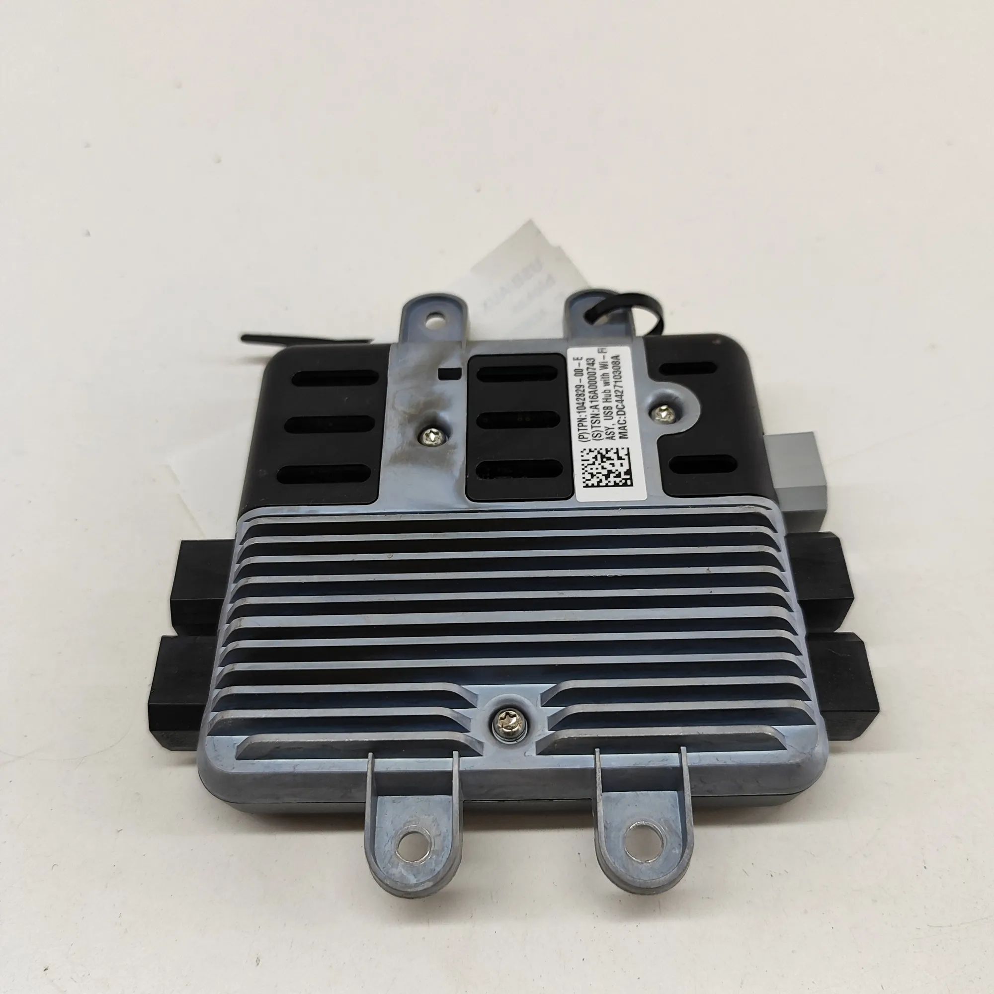 Tesla Model X USB/AUX control unit USB/AUX control unit — TESLA MODEL X (2013-...)...
