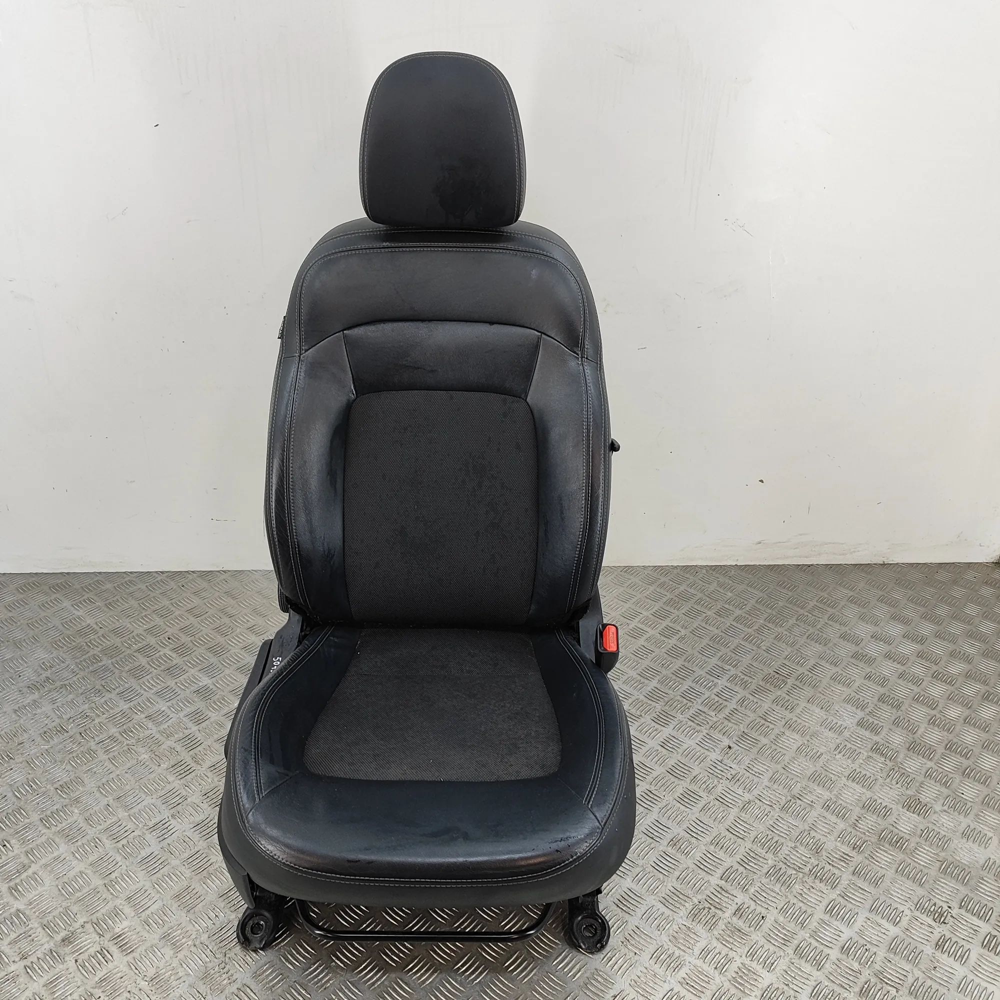Kia Sportage Front Right Seat Front right seat — KIA SPORTAGE (SL) (2009-...)...