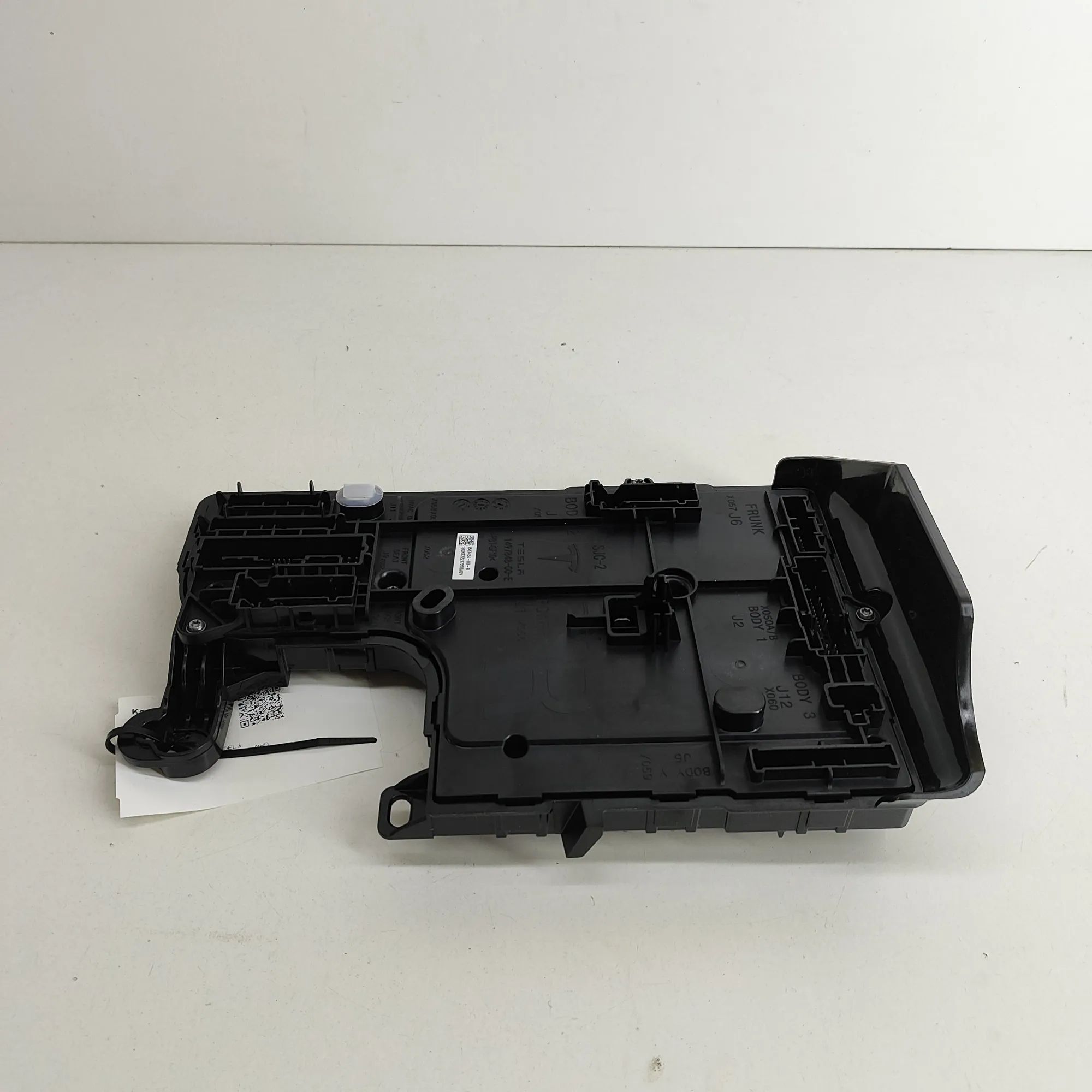 Tesla Model 3 Comfort Control Unit Comfort Control Unit — TESLA MODEL 3 (2018-...)...