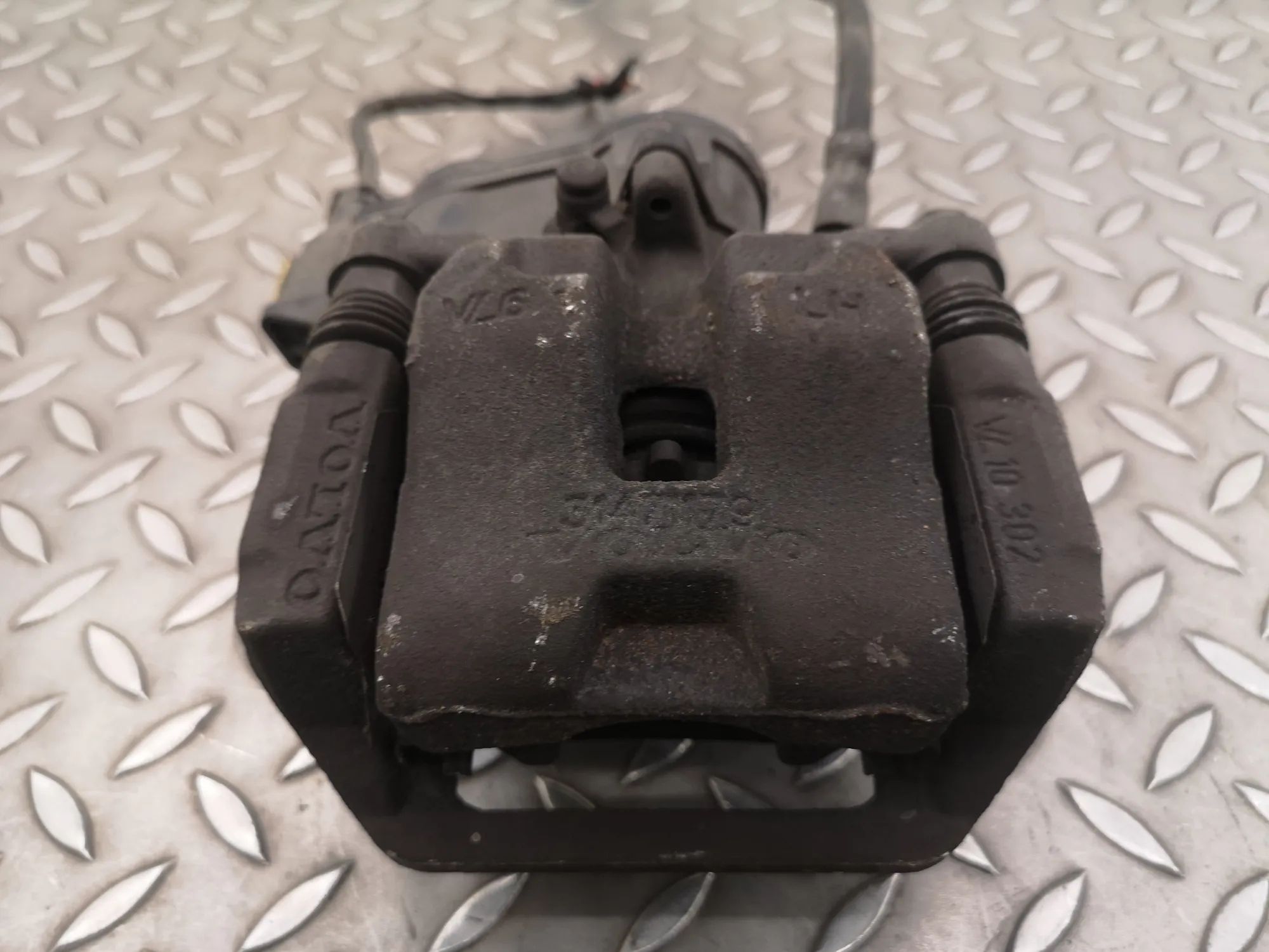 Volvo XC40 / EX40 Brake caliper — rear left Brake caliper — rear left — VOLVO XC40 (536) (2...