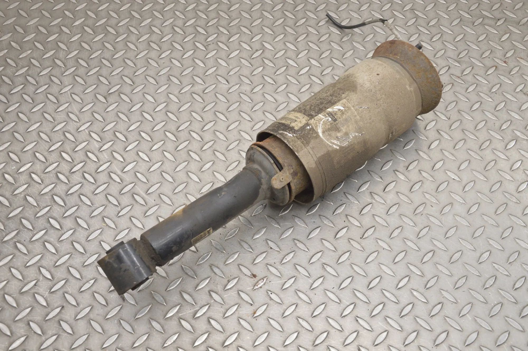 Land Rover Discovery Front Right Air Shock Absorber Front Right Air Shock Absorber — LAND ROVER DIS...