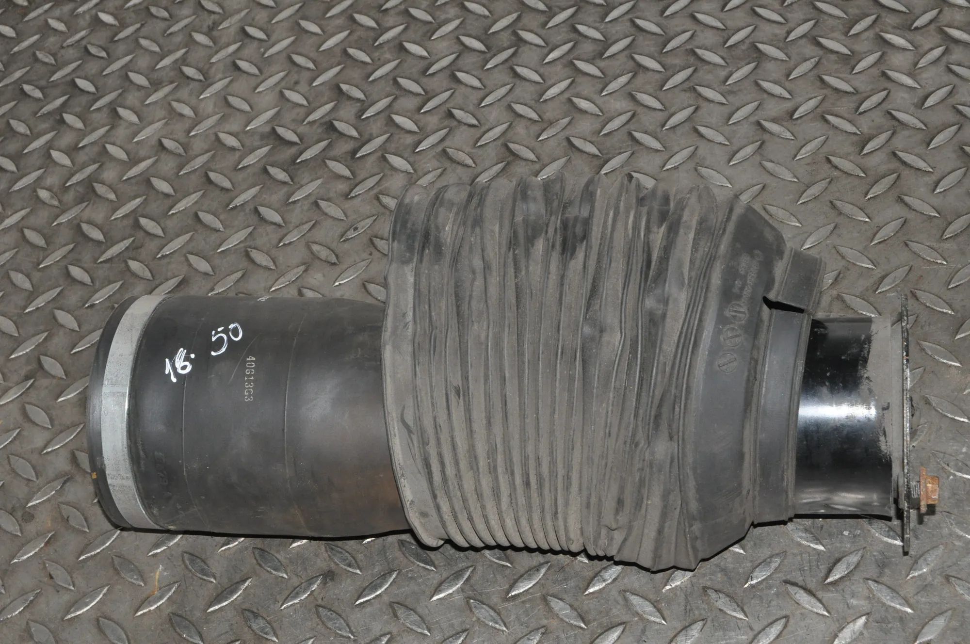Toyota Land Cruiser 150 Rear Left Air Suspension Spring Bag Rear Left Air Suspension Spring Bag — TOYOTA LA...