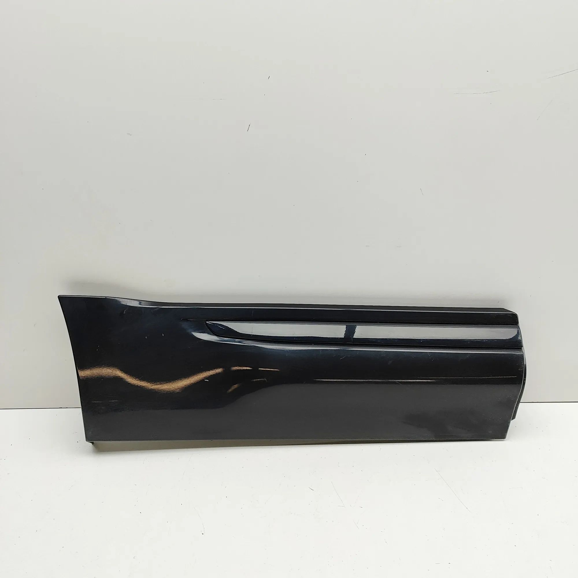 Land Rover Range Rover Evoque Lower door moulding — rear — right Lower door moulding — rear — right — LAND ROVER...