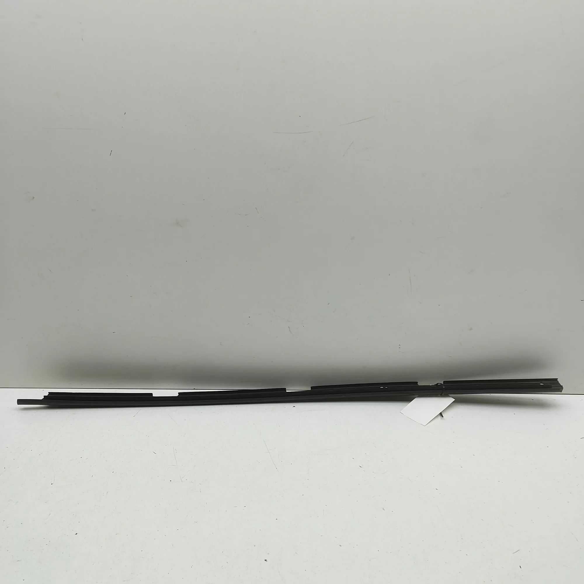 Chevrolet Corvette (C7) Door window moulding — front — right Door window moulding — front — right — CHEVROLE...