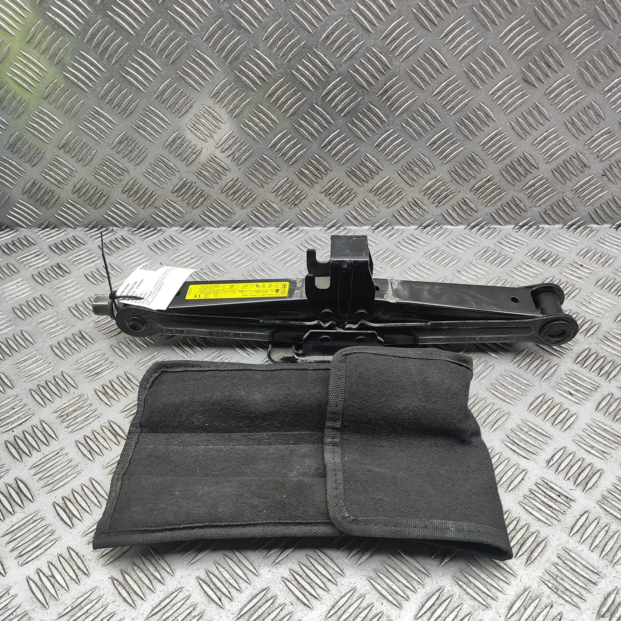 Hyundai H-1 Tool Kit Tool Kit — HYUNDAI H-1 (Cargo TQ) (2008-...) — ...