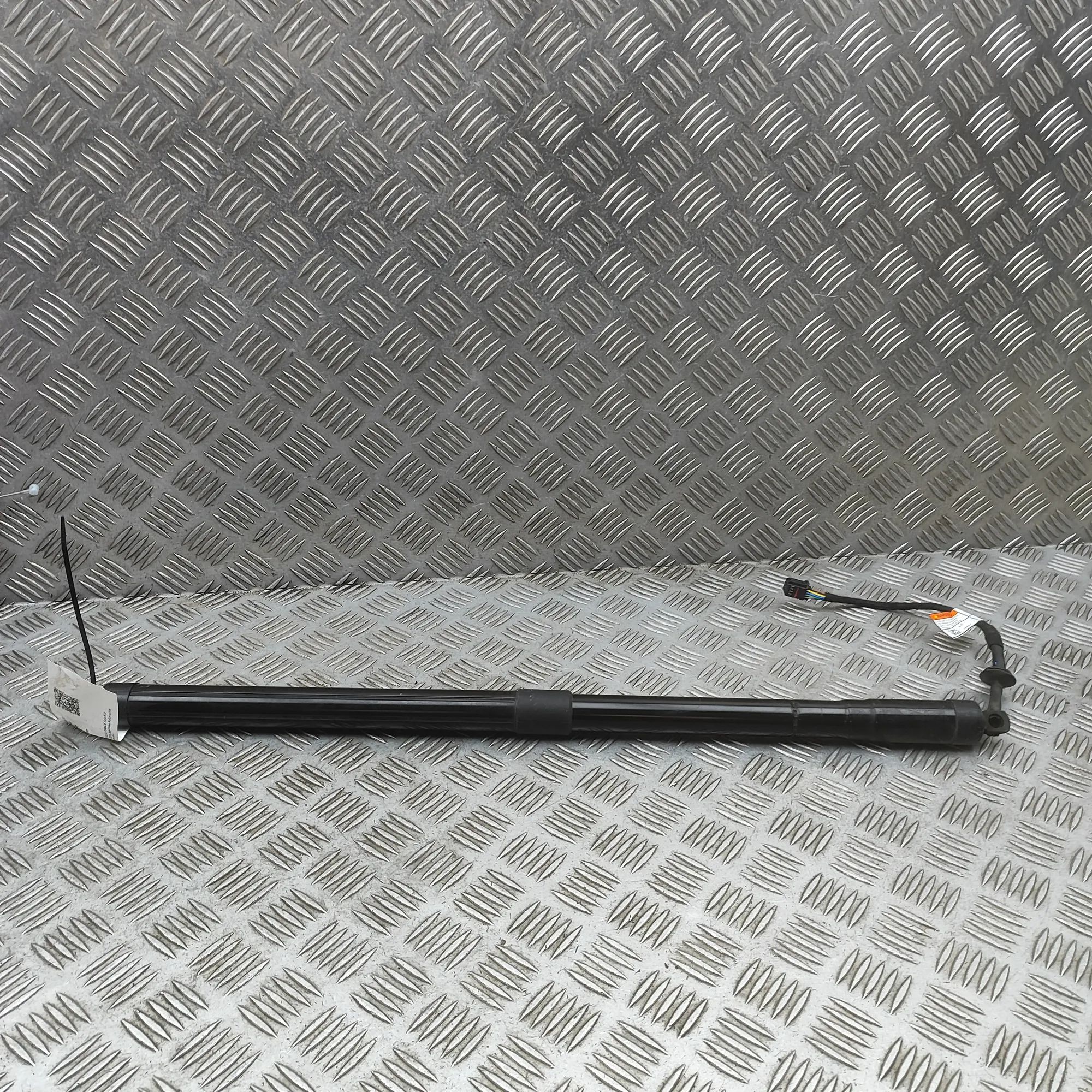 Land Rover Range Rover Sport (L494) Right Side Tailgate Gas Strut Right Side Tailgate Gas Strut — LAND ROVER RANG...