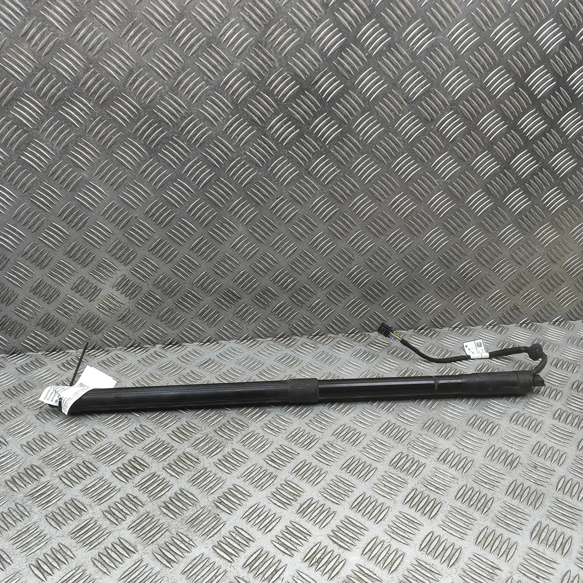 Land Rover Range Rover Sport (L494) Left Side Tailgate Gas Strut Left Side Tailgate Gas Strut — LAND ROVER RANGE...