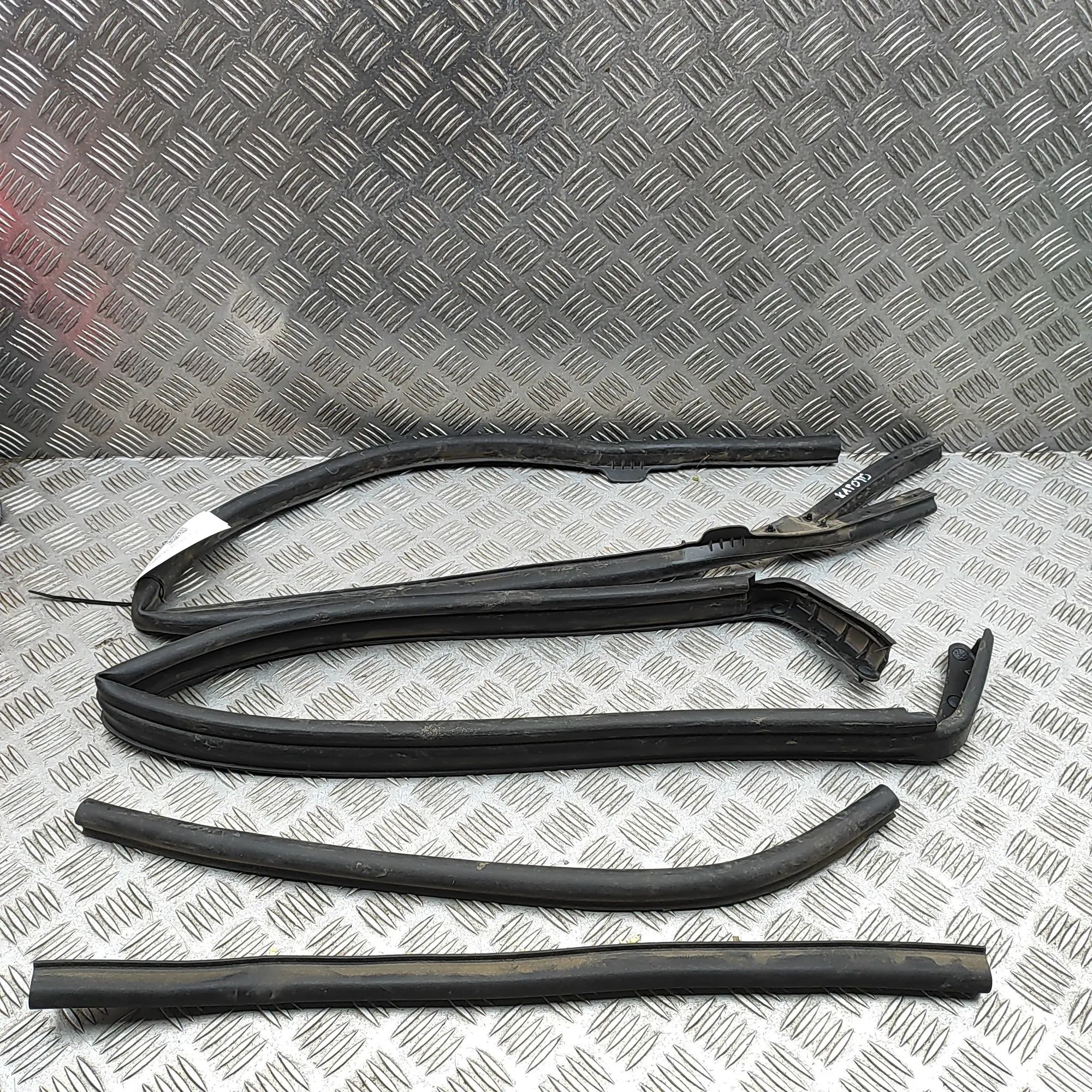 Land Rover Discovery Sport Engine rubber seal Engine rubber seal — LAND ROVER DISCOVERY SPORT...