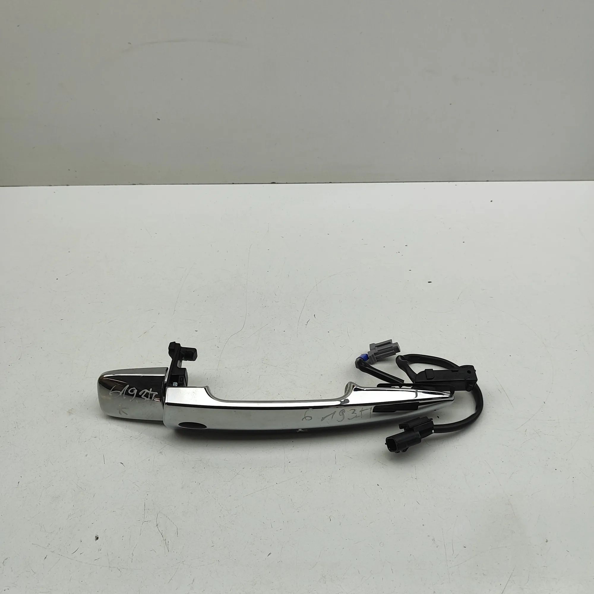 Nissan Leaf Exterior door handle — front left Exterior door handle — front left — NISSAN LEAF...