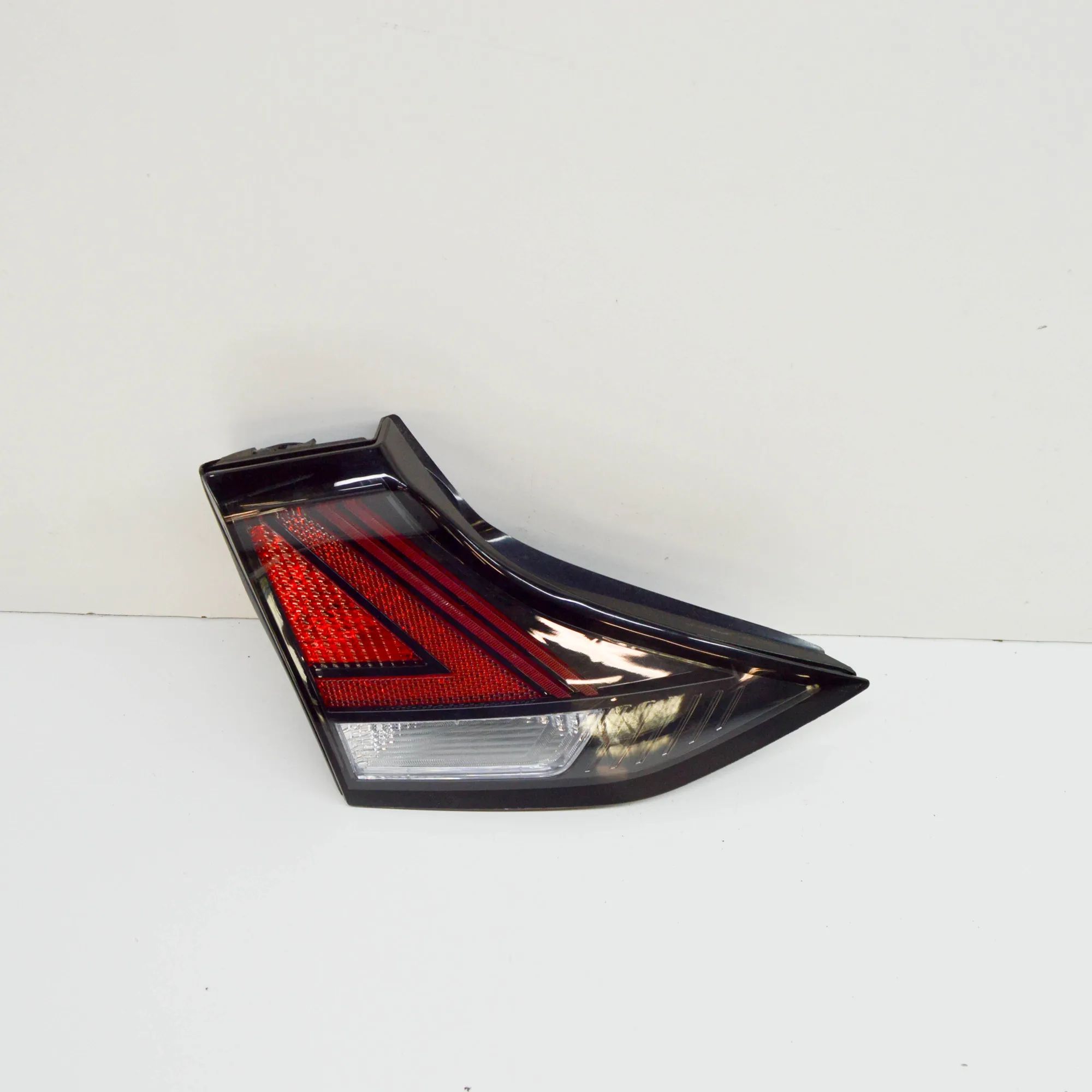 Hyundai Ioniq Left Side Tailgate Tail Light Left Side Tailgate Tail Light — HYUNDAI IONIQ (...