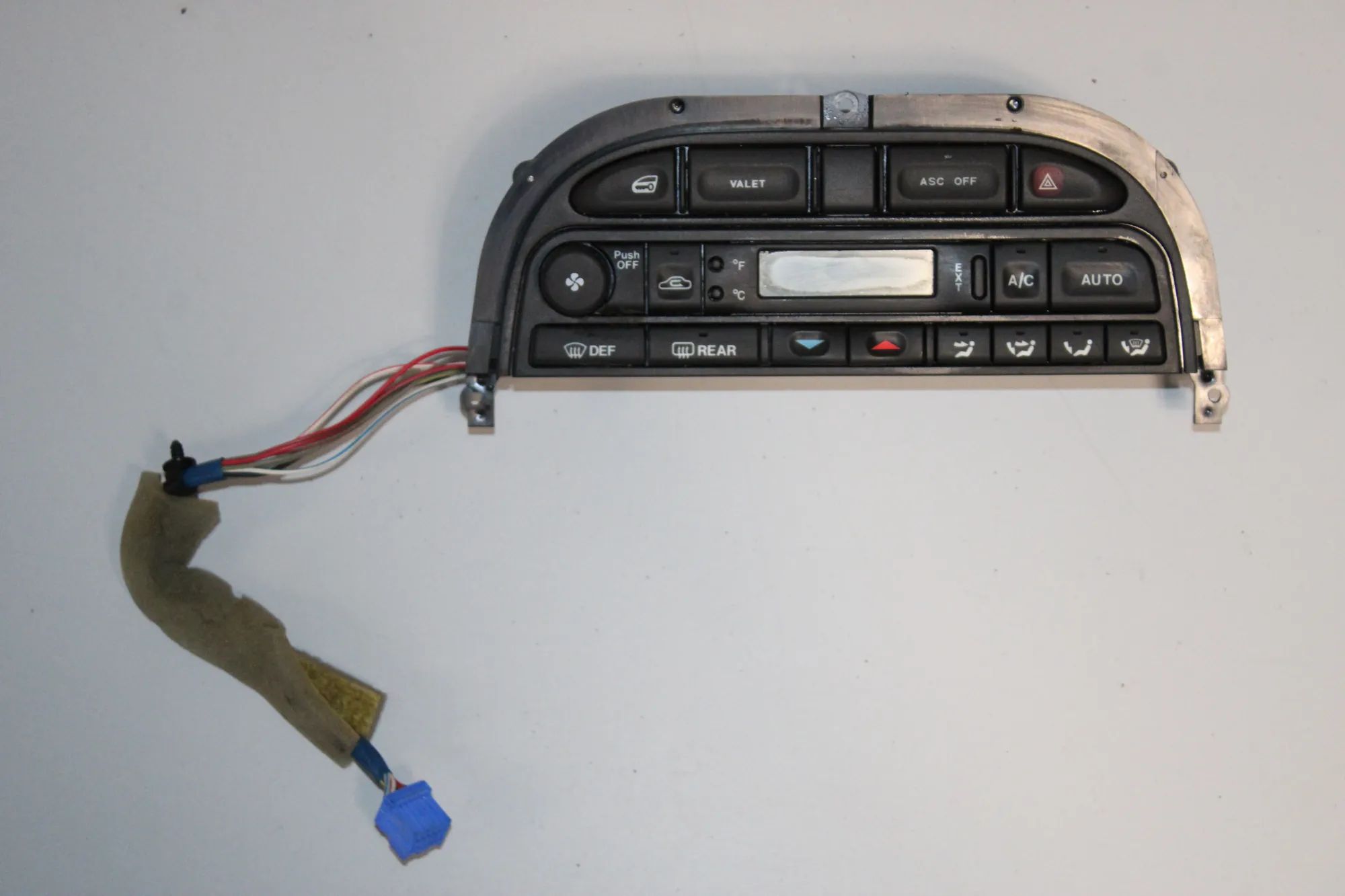 Jaguar XJ (X308) Climate control unit Climate control unit — JAGUAR XJ (X308) (1996-2...