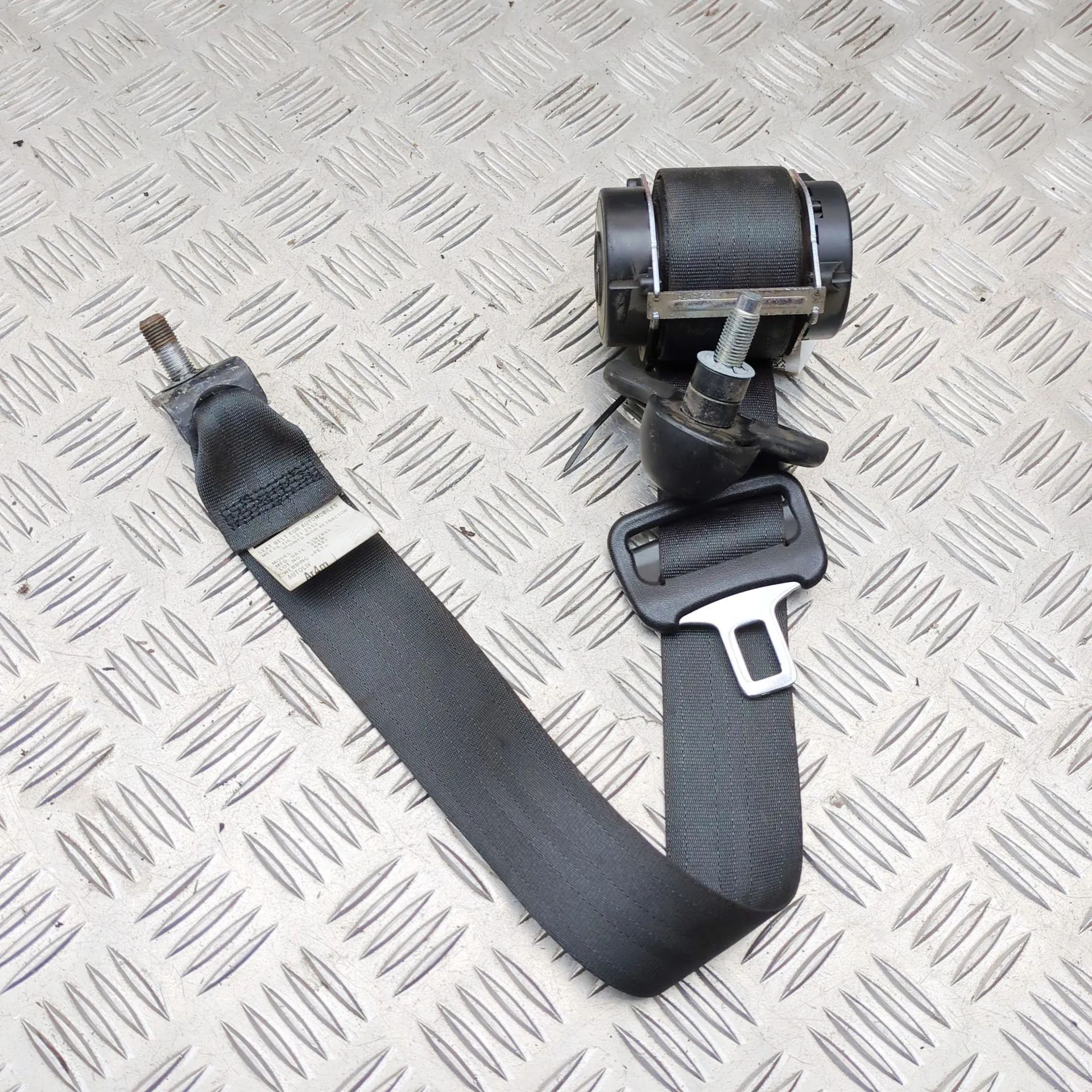 Isuzu D-Max Rear Left Seatbelt Rear Left Seatbelt — ISUZU D-MAX (II TFR, TFS) ...