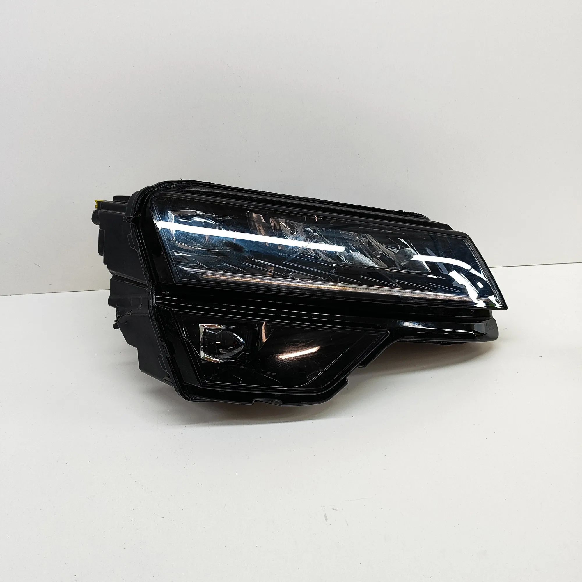 Skoda Karoq Front Right Headlight Front Right Headlight — SKODA KAROQ (NU7) (2017...