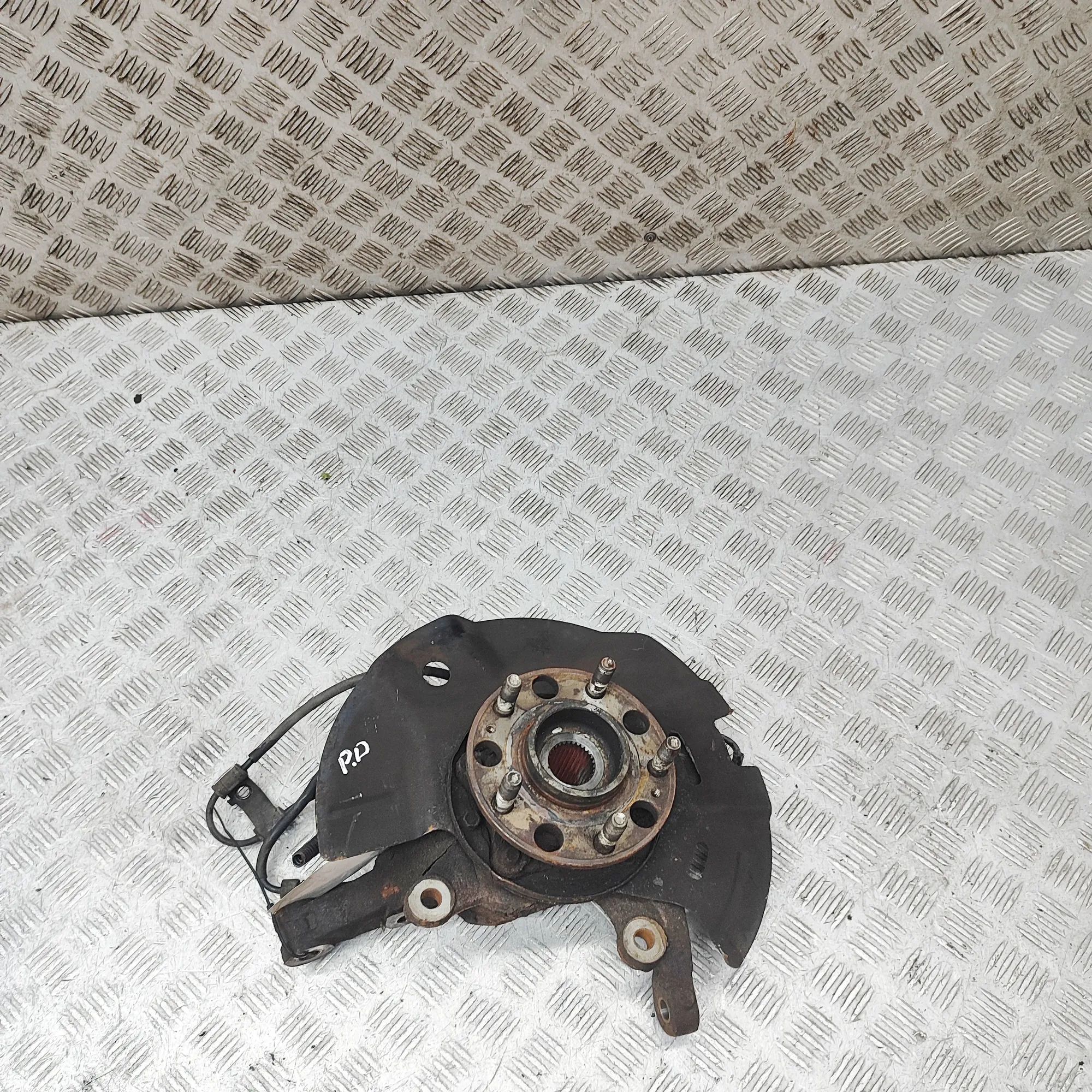 Hyundai Santa Fe Front Right Wheel Hub Front Right Wheel Hub — HYUNDAI SANTA (FÉ III D...