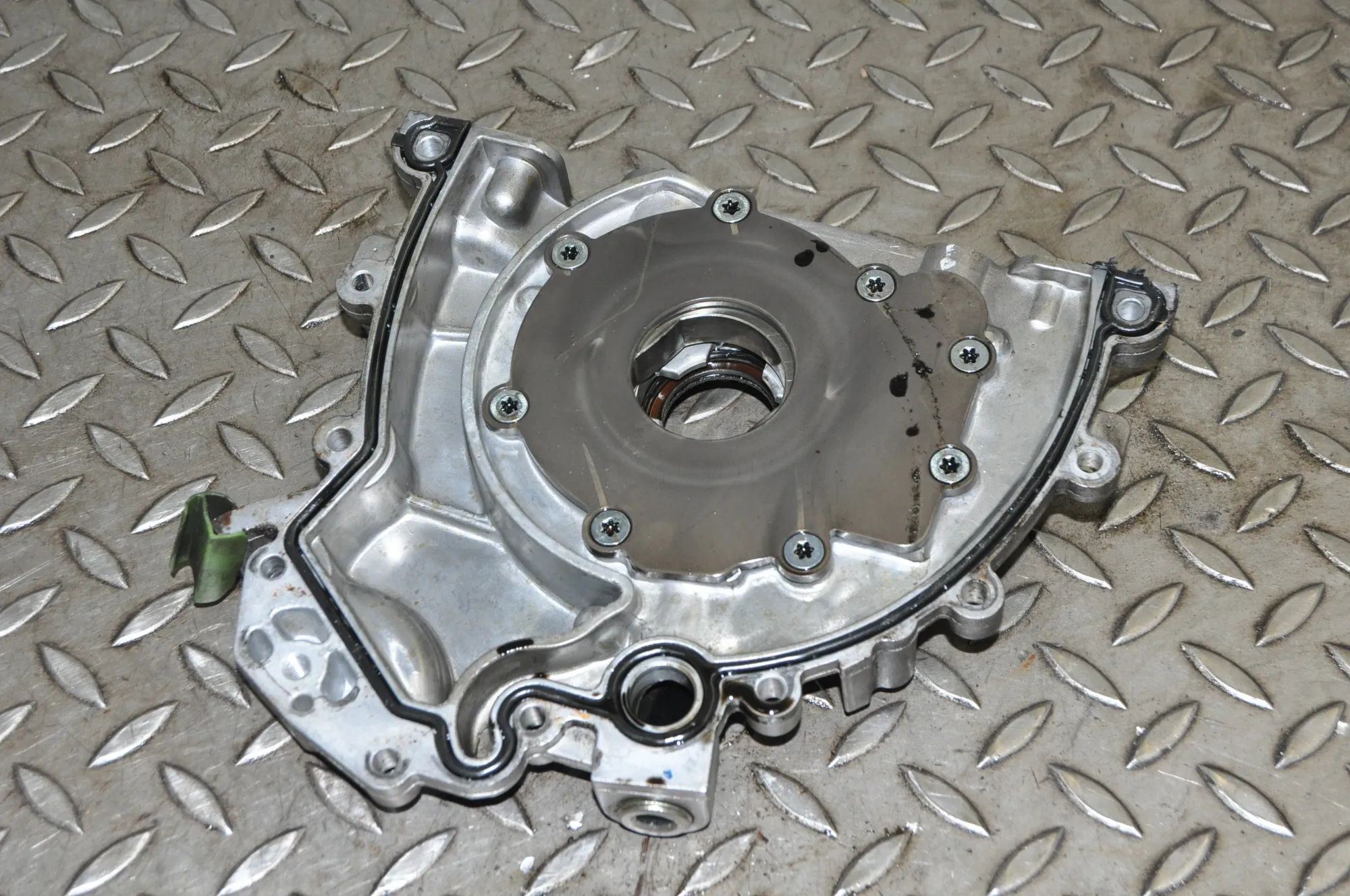 Land Rover Range Rover (L405) Oil Pump Oil pump — LAND ROVER RANGE ROVER (IV L405) (20...