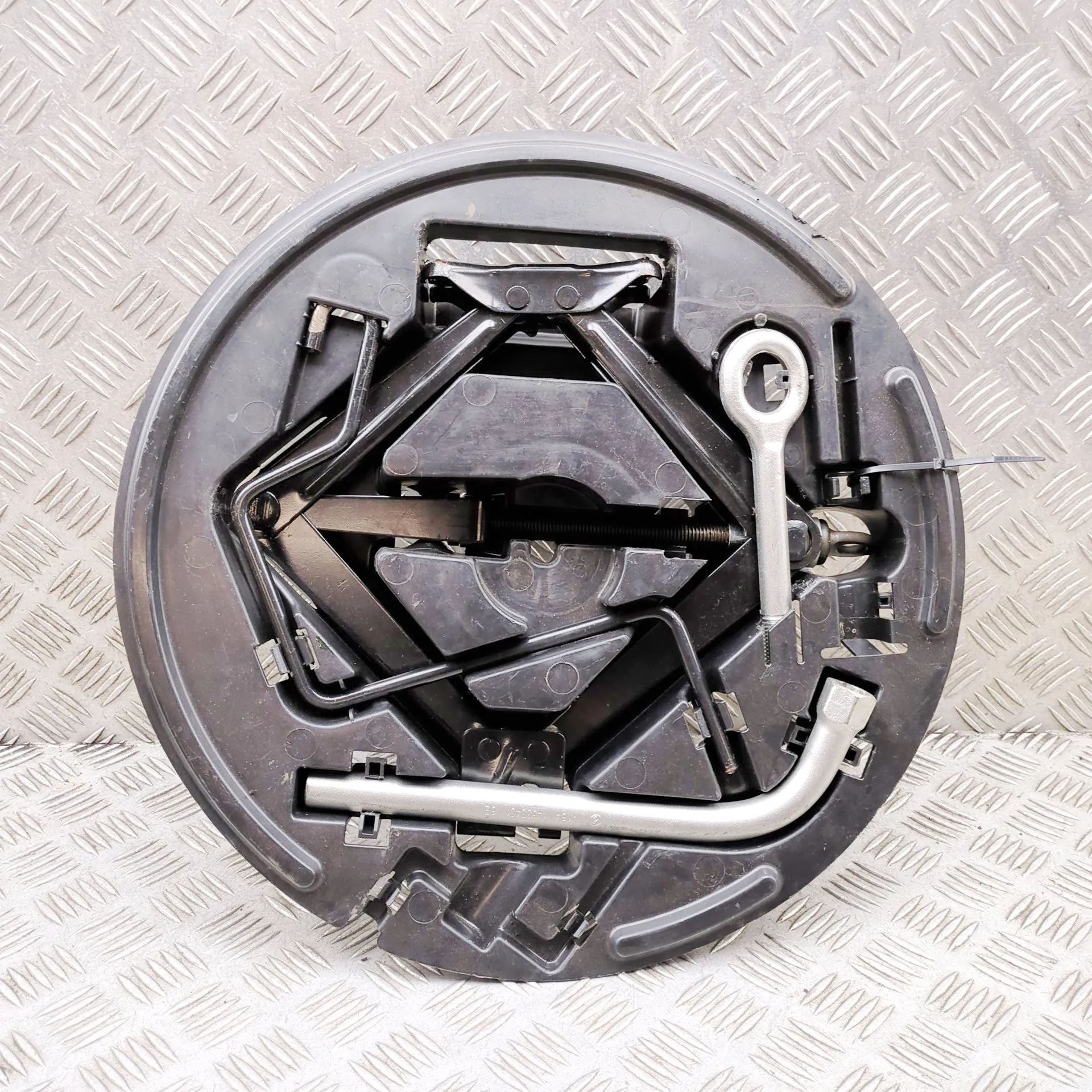 Alfa-Romeo Giulietta (940) Tool Kit Tool Kit — ALFA ROMEO GIULIETTA (940_) (2010-20...