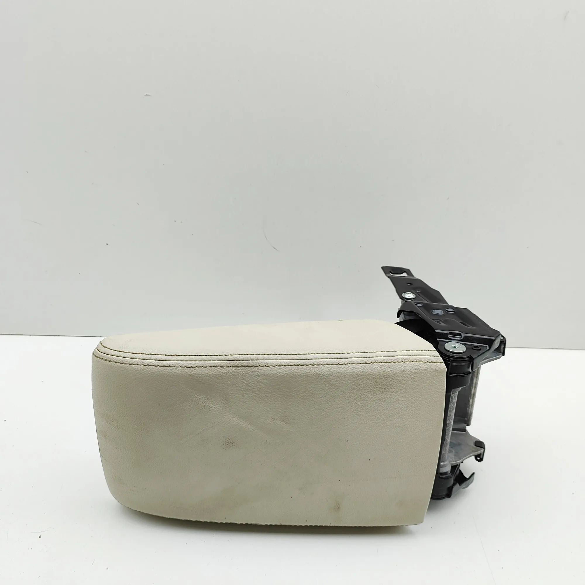 Volkswagen Passat (B8) Armrest
