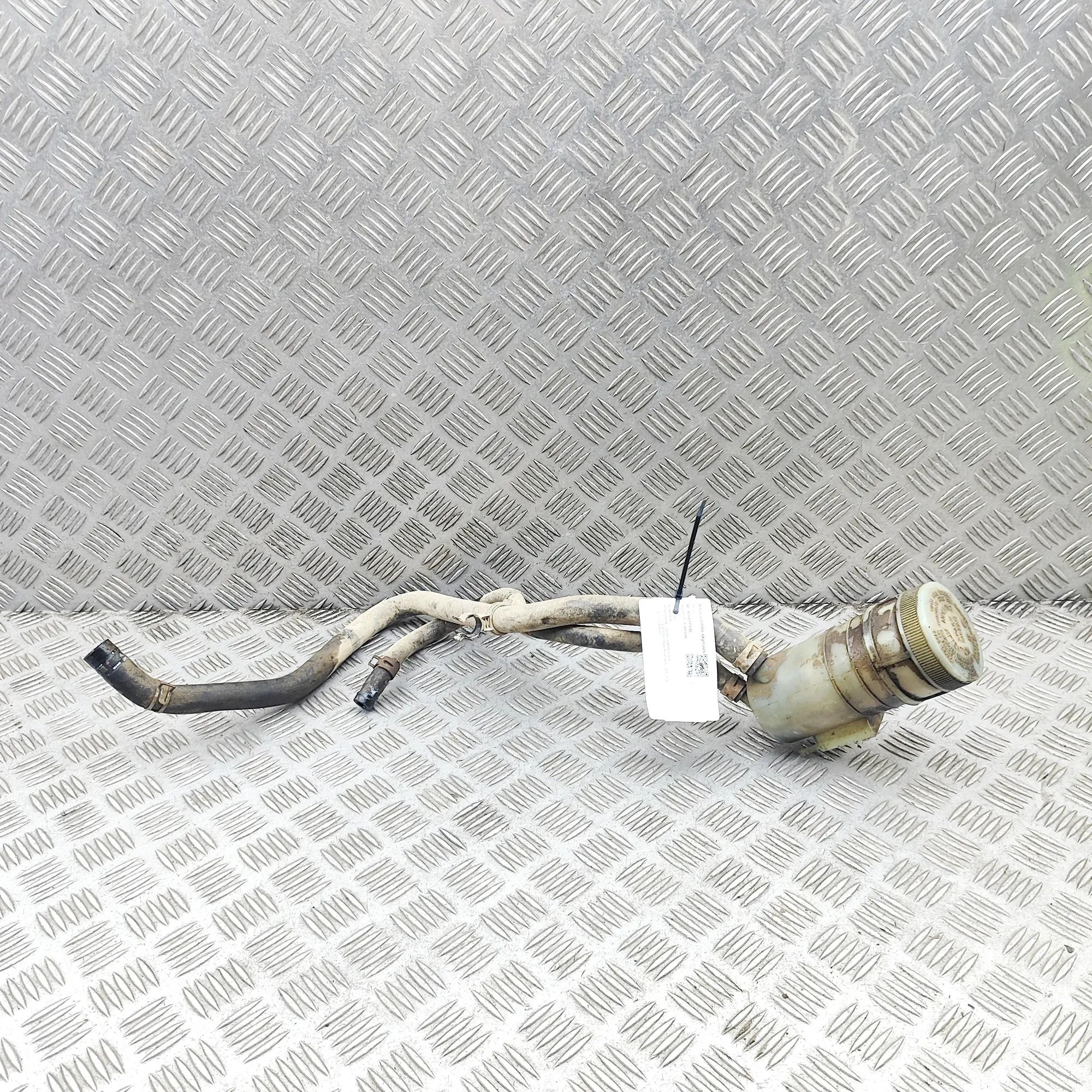 Isuzu D-Max Power steering fluid reservoir Power steering fluid reservoir — ISUZU D-MAX (I...