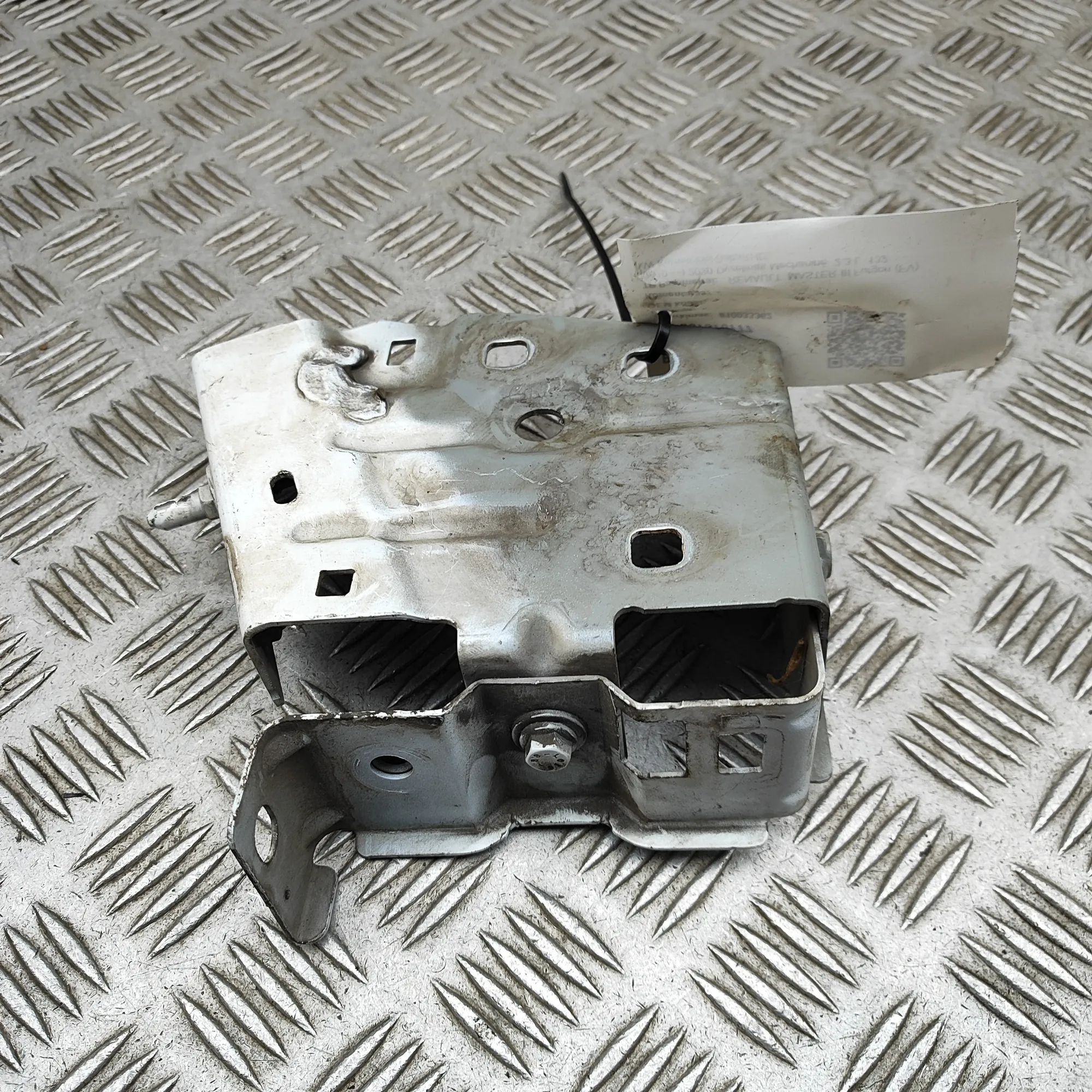 Renault Master Fender bracket — front right Fender bracket — front right — RENAULT MASTER (...