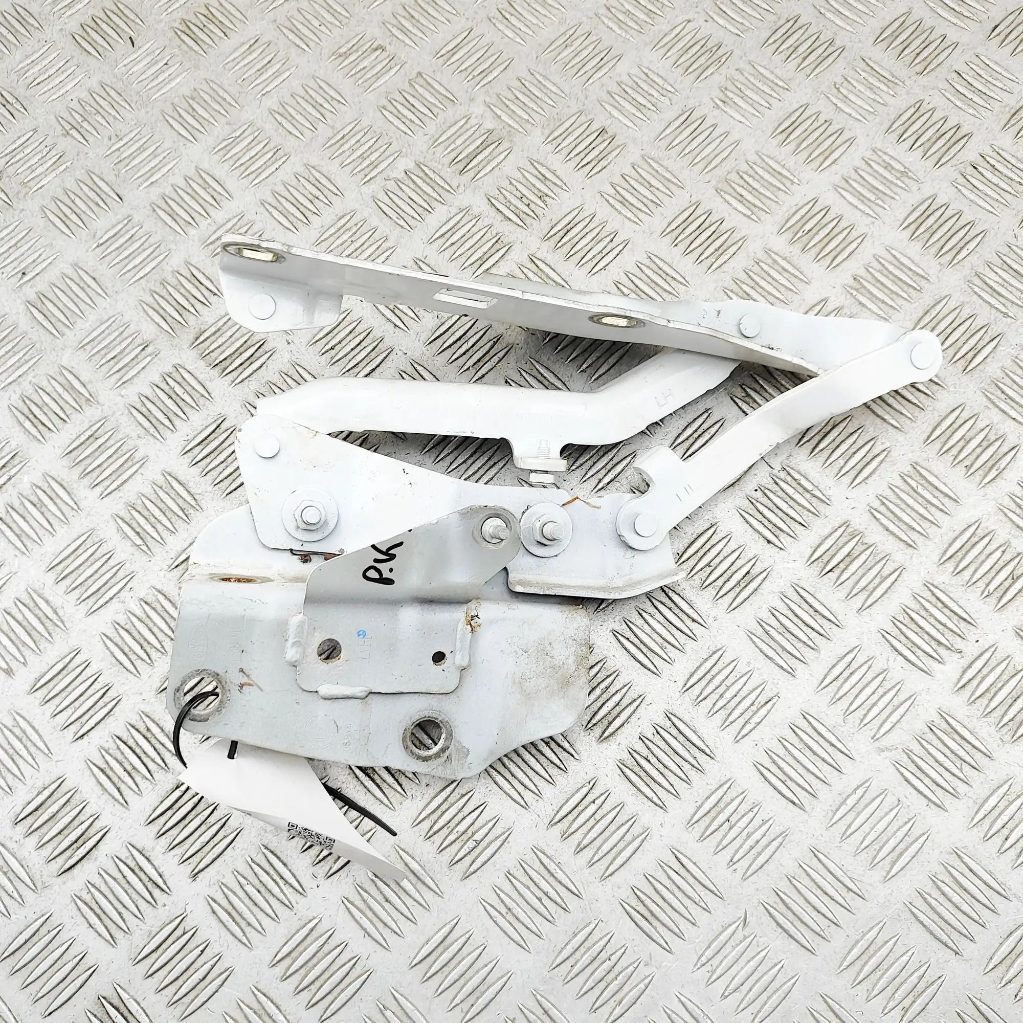 Land Rover Discovery Bonnet hinge — front left Bonnet hinge — front left — LAND ROVER DISCOVER...
