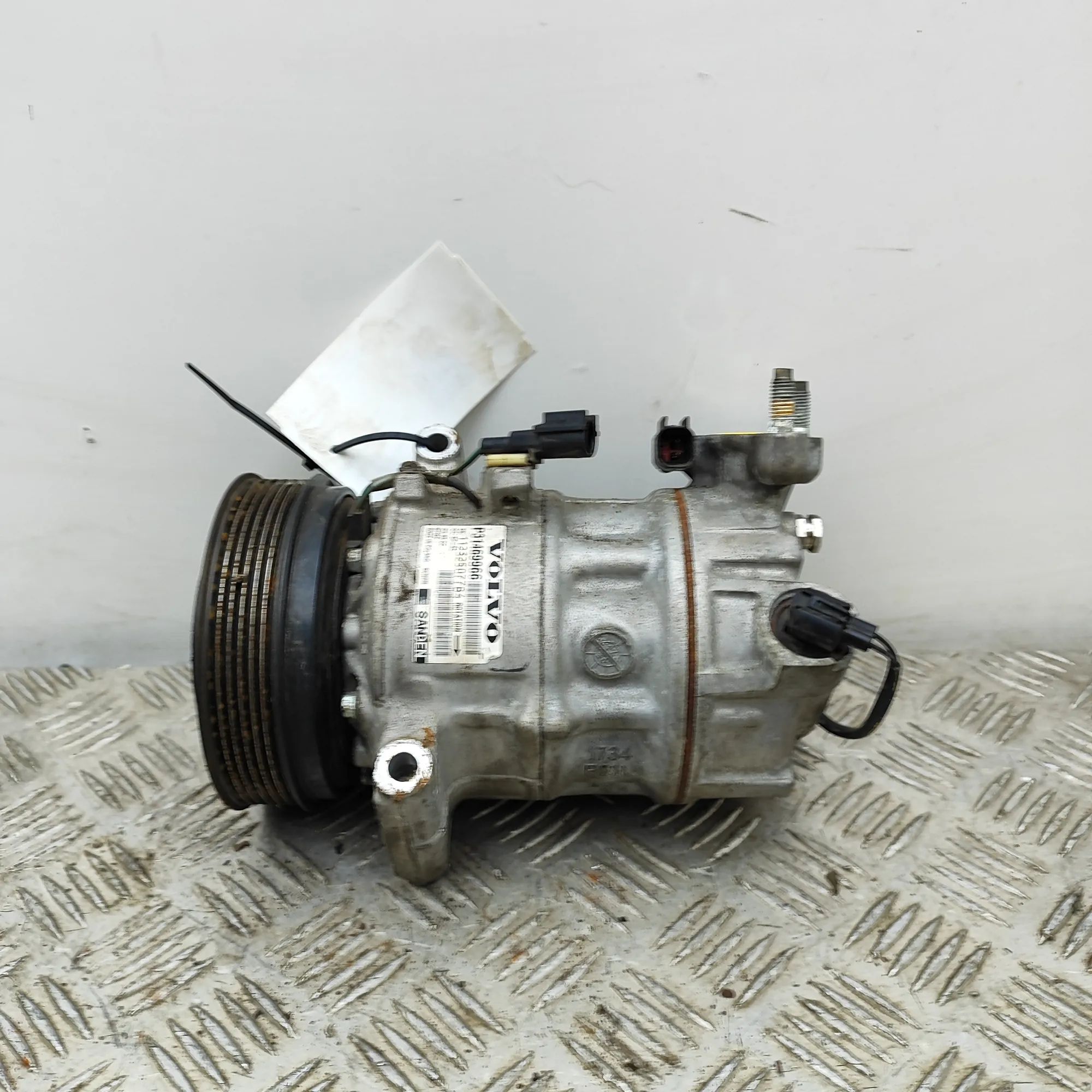 Volvo V40 Air-conditioning compressor Air-conditioning compressor — VOLVO V40 (Hatchb...