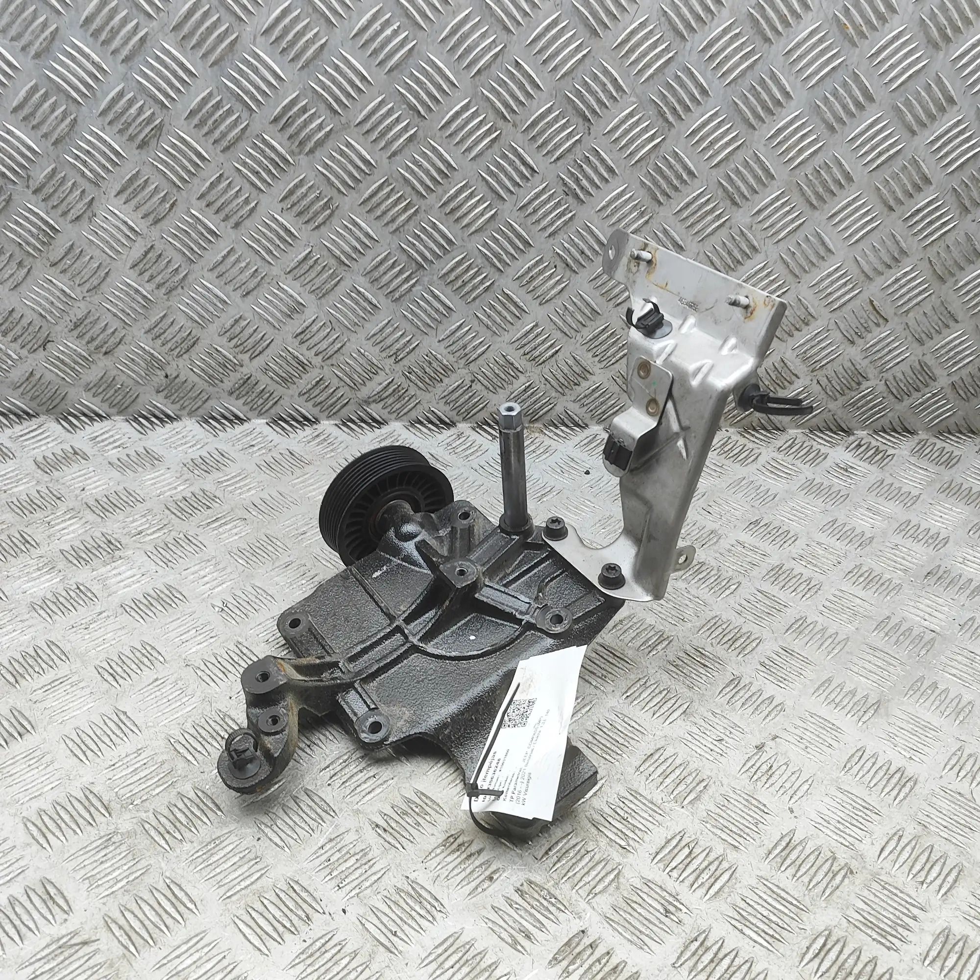 Jeep Compass Alternator bracket Alternator bracket — JEEP COMPASS (MP) (2016-.....