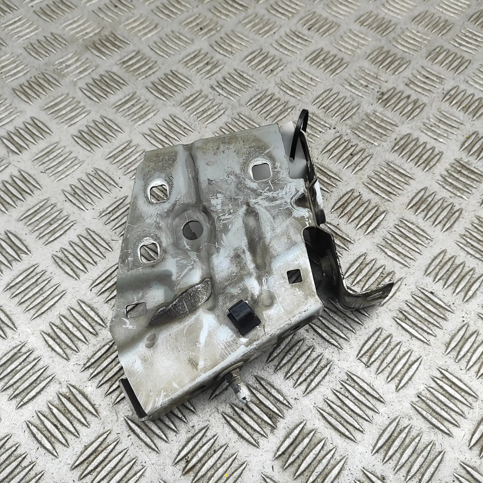 Renault Master Fender bracket — front right Fender bracket — front right — RENAULT MASTER (...